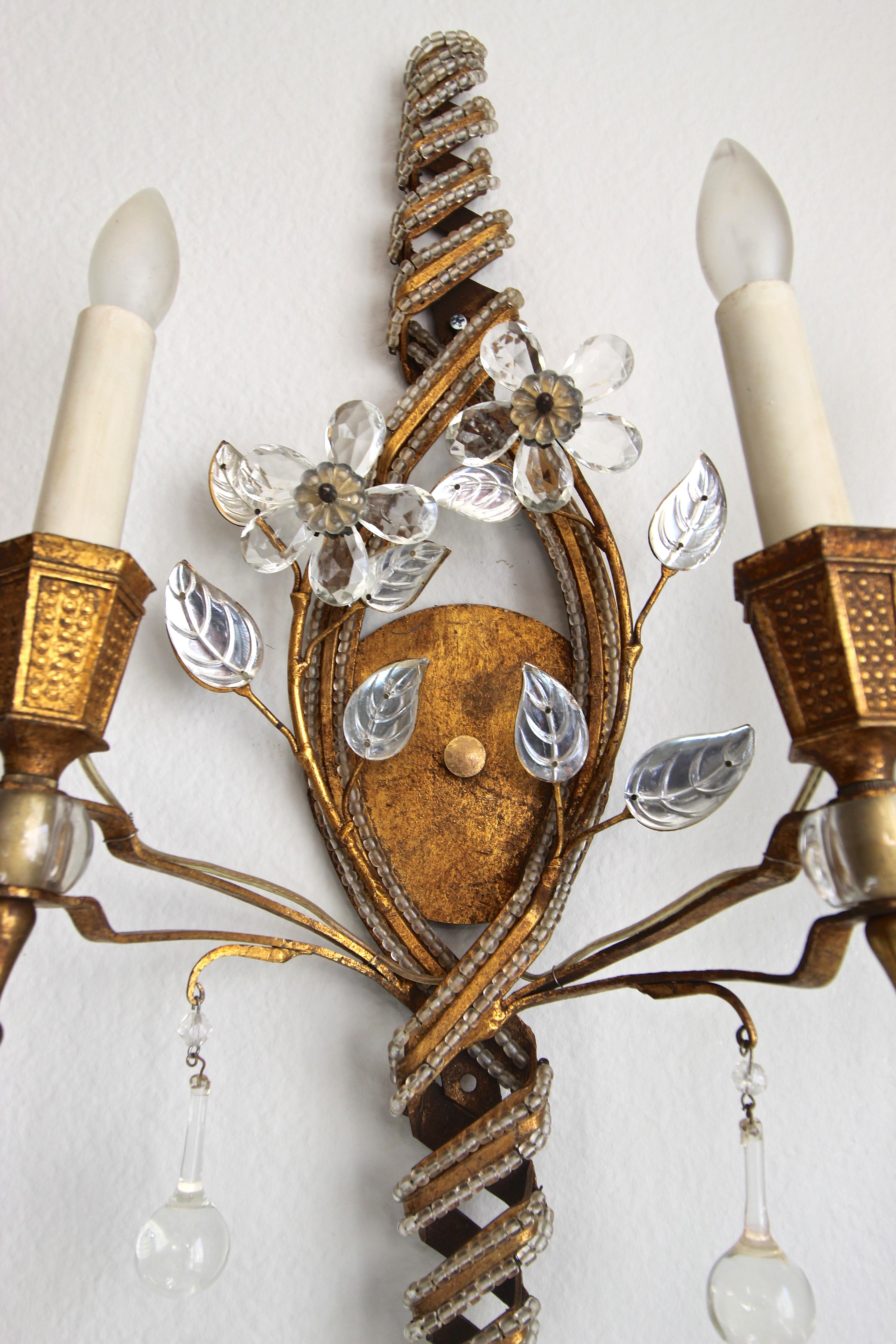 Paar französische Baguès-Wandleuchter aus vergoldetem Eisen mit Perlen und Kristallblumen (Italienisch) im Angebot