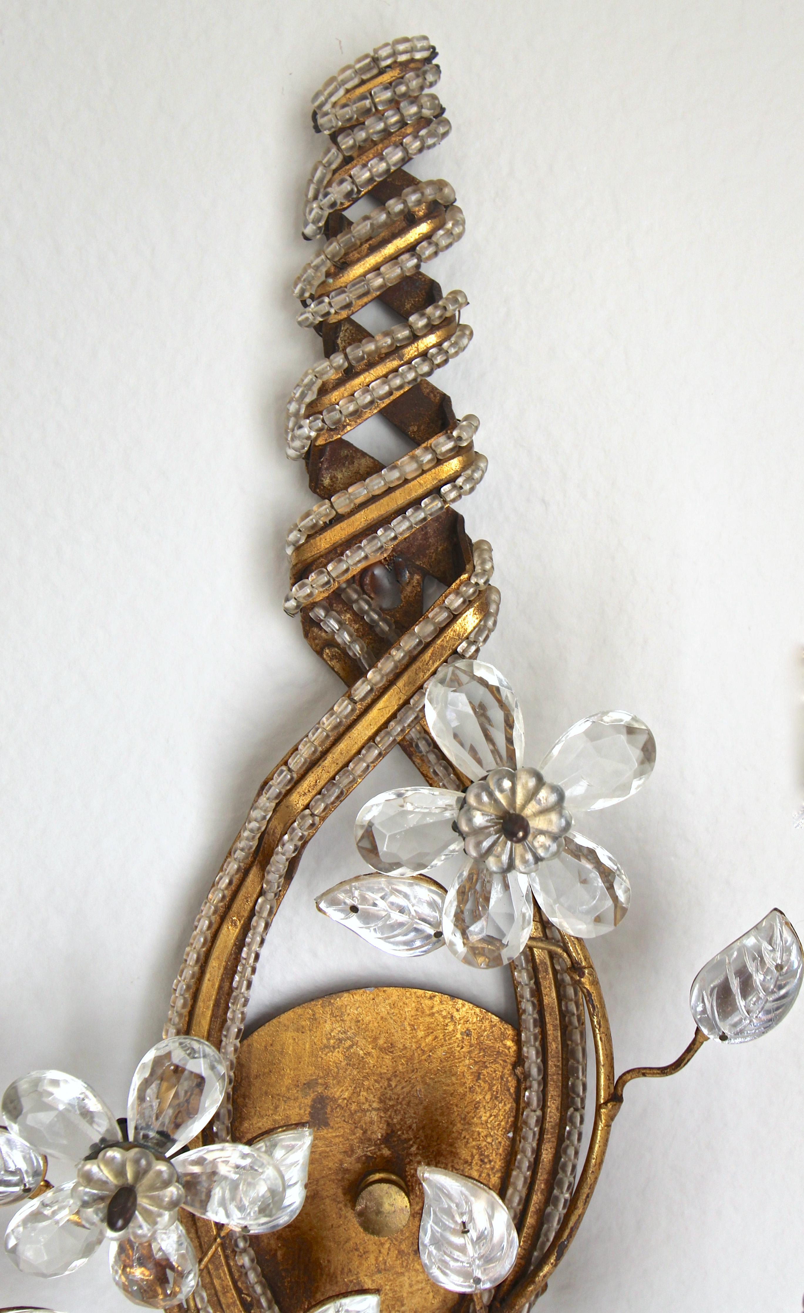 Paar französische Baguès-Wandleuchter aus vergoldetem Eisen mit Perlen und Kristallblumen im Zustand „Gut“ im Angebot in Palm Springs, CA