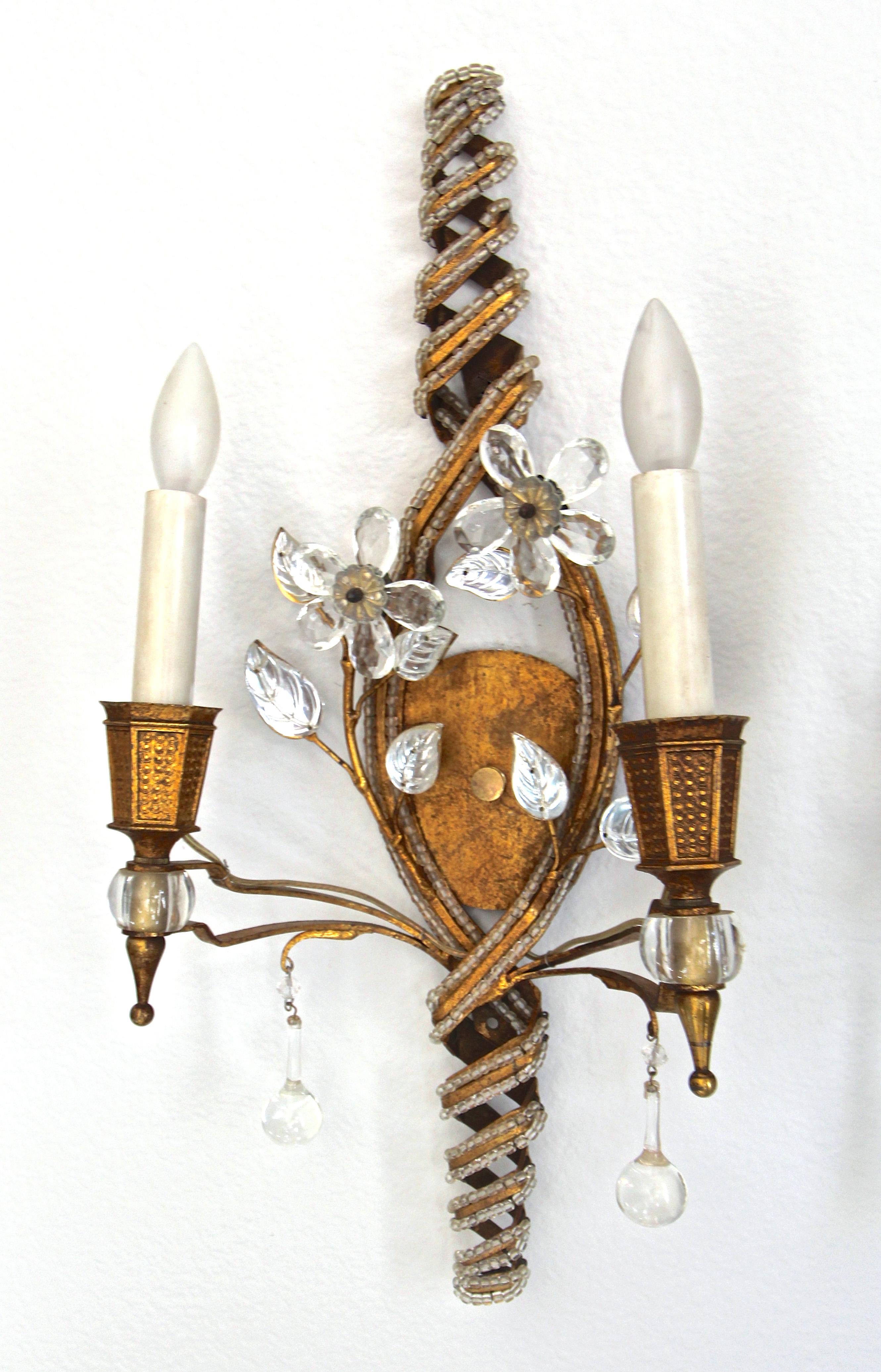 Paar französische Baguès-Wandleuchter aus vergoldetem Eisen mit Perlen und Kristallblumen im Angebot 3