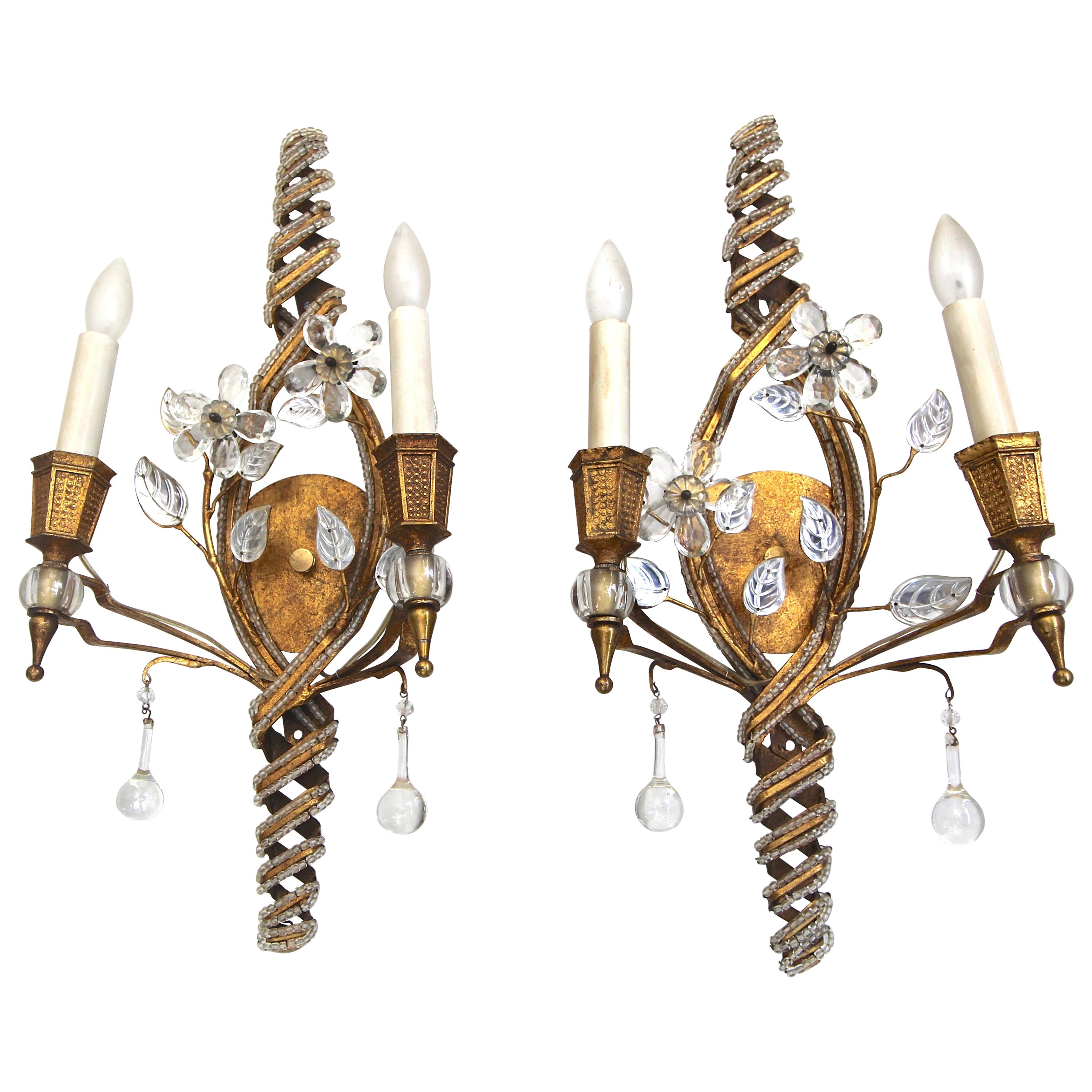 Coppia di Baguès, lampade da parete francesi con fiori di cristallo e ferro dorato