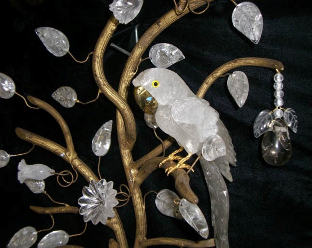 Paar Bergkristall-Wandleuchter im Baguès-Stil mit Vögeln im Zustand „Gut“ im Angebot in Cypress, CA