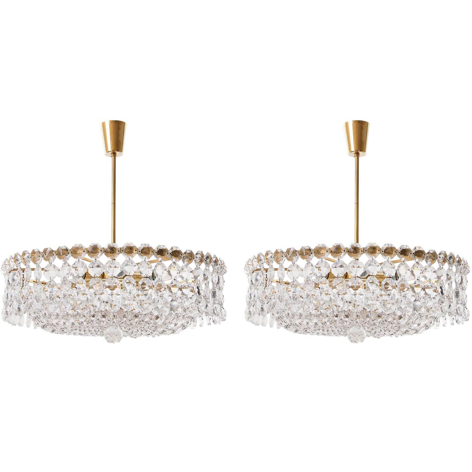 A pair of very exclusive and high quality pendant chandeliers by Bakalowits & Söhne, Austria, manufactured in midcentury, circa 1960.
Each chandelier is made of a gold-plated brass frame decorated with hundreds of faceted glass crystals.
Each light