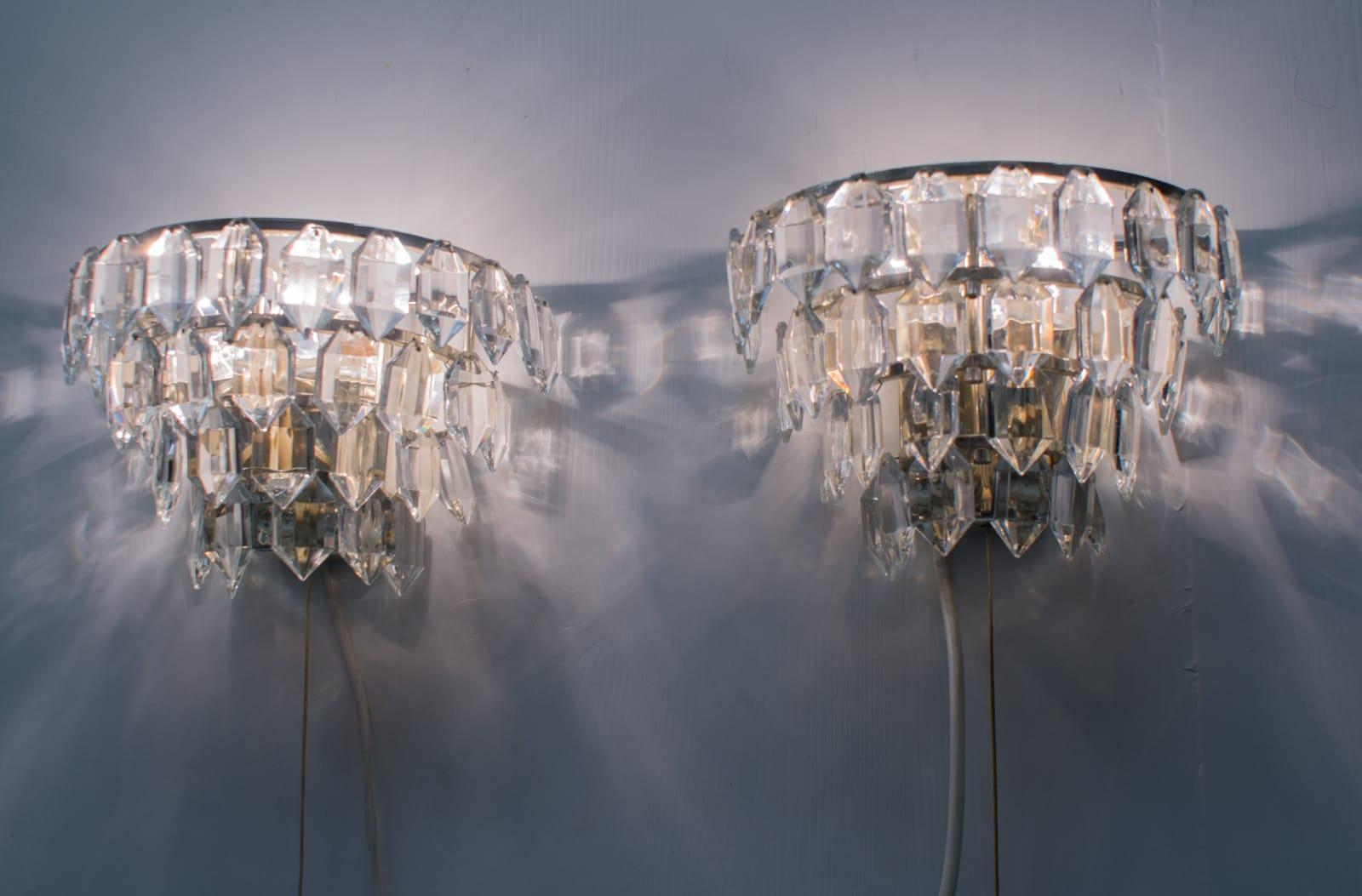 Pair of Bakalowits nickel plated crystal chandelier glass wall light, 1960s.

The lamps are executed with E27 Edison screw fit bulbs. It is in working condition. It runs both on 110 / 230 volt.

  