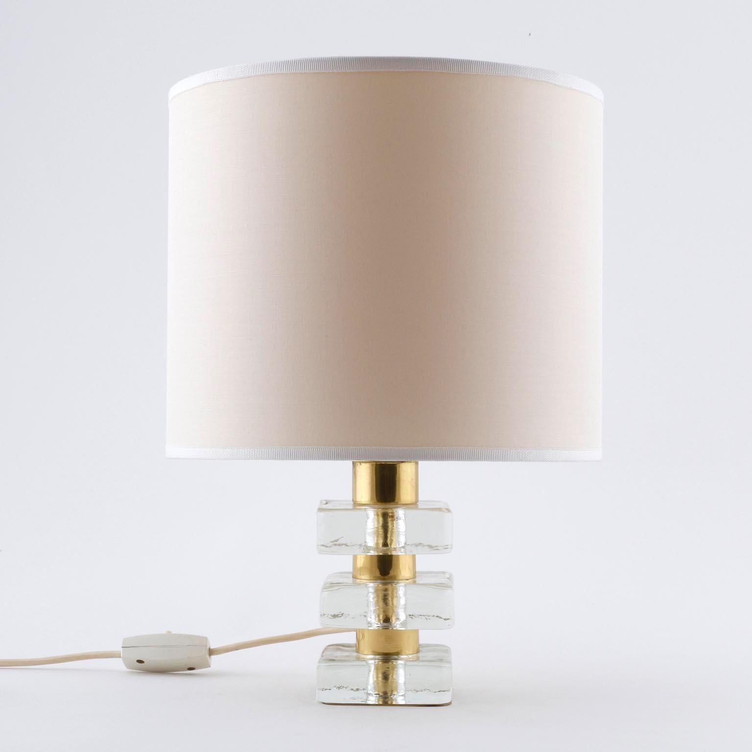 Paire de lampes de table de haute qualité, de style moderne du milieu du siècle, de Bakalowits & Söhne, Vienne, fabriquées vers 1970 (fin des années 1960 ou début des années 1970). Le support est constitué de pièces de verre épaisses et carrées,