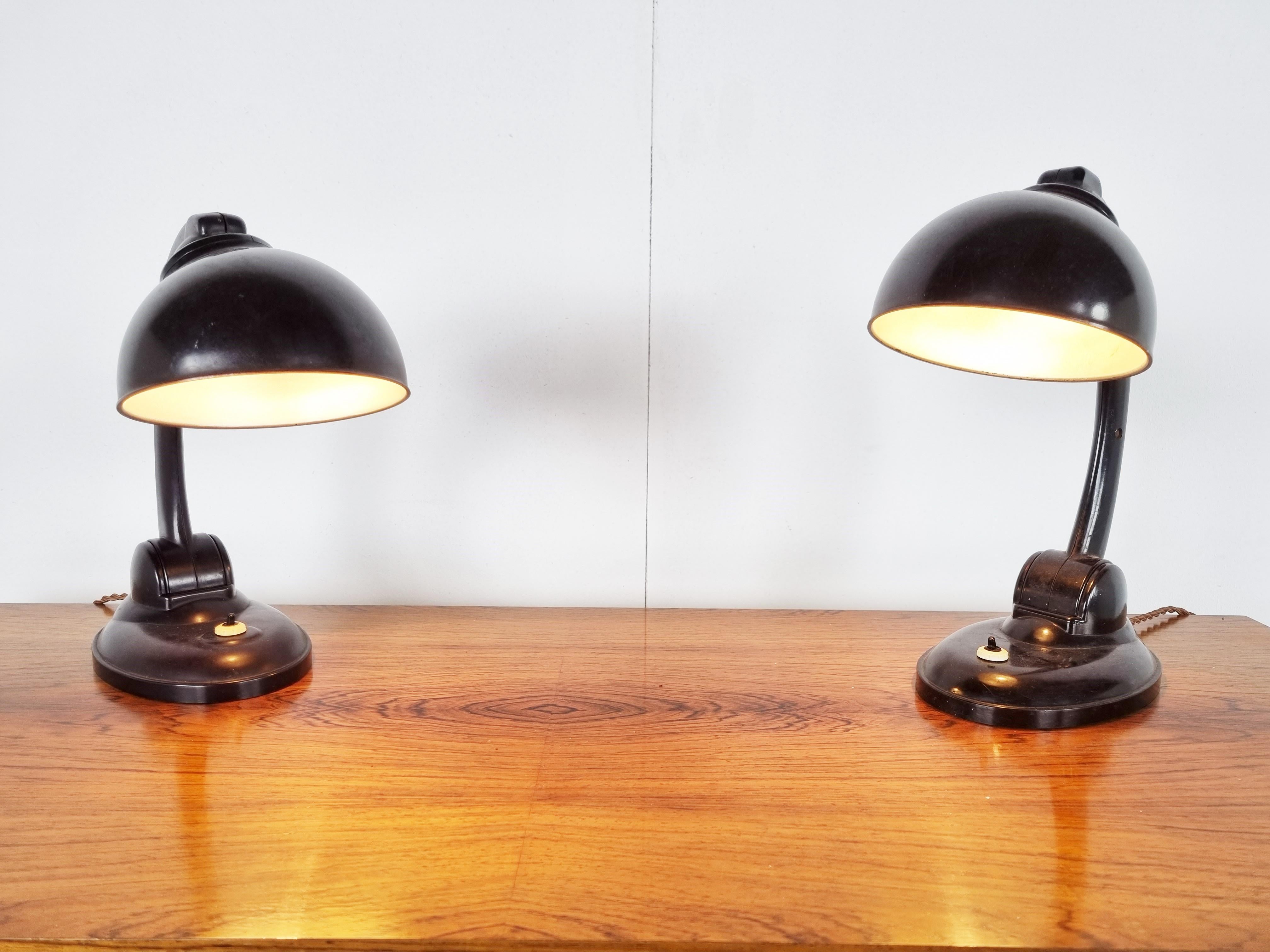 Bauhaus Paire de lampes de bureau en bakélite 11126 d'Eric Kirkman Cole, années 1930 en vente