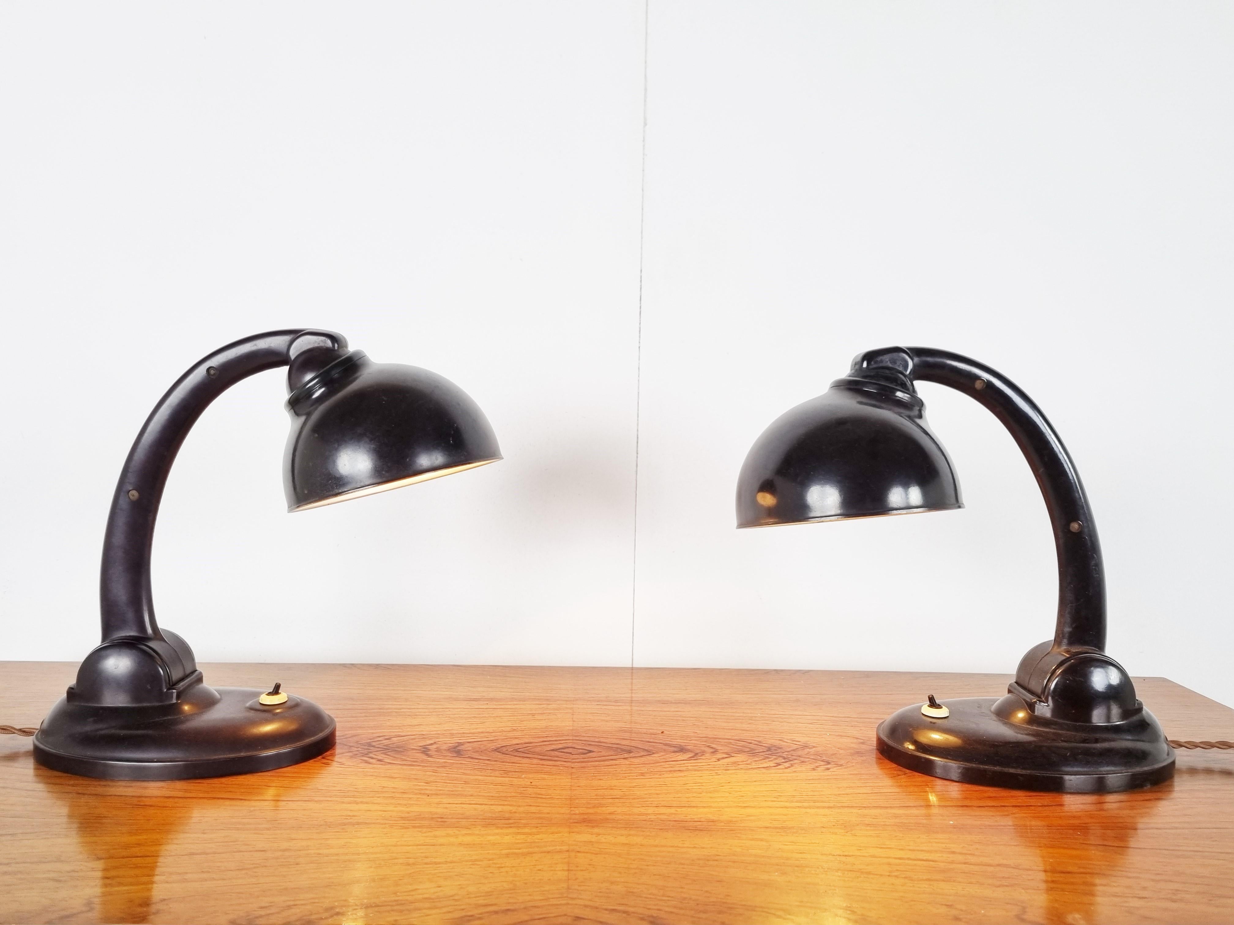Britannique Paire de lampes de bureau en bakélite 11126 d'Eric Kirkman Cole, années 1930 en vente