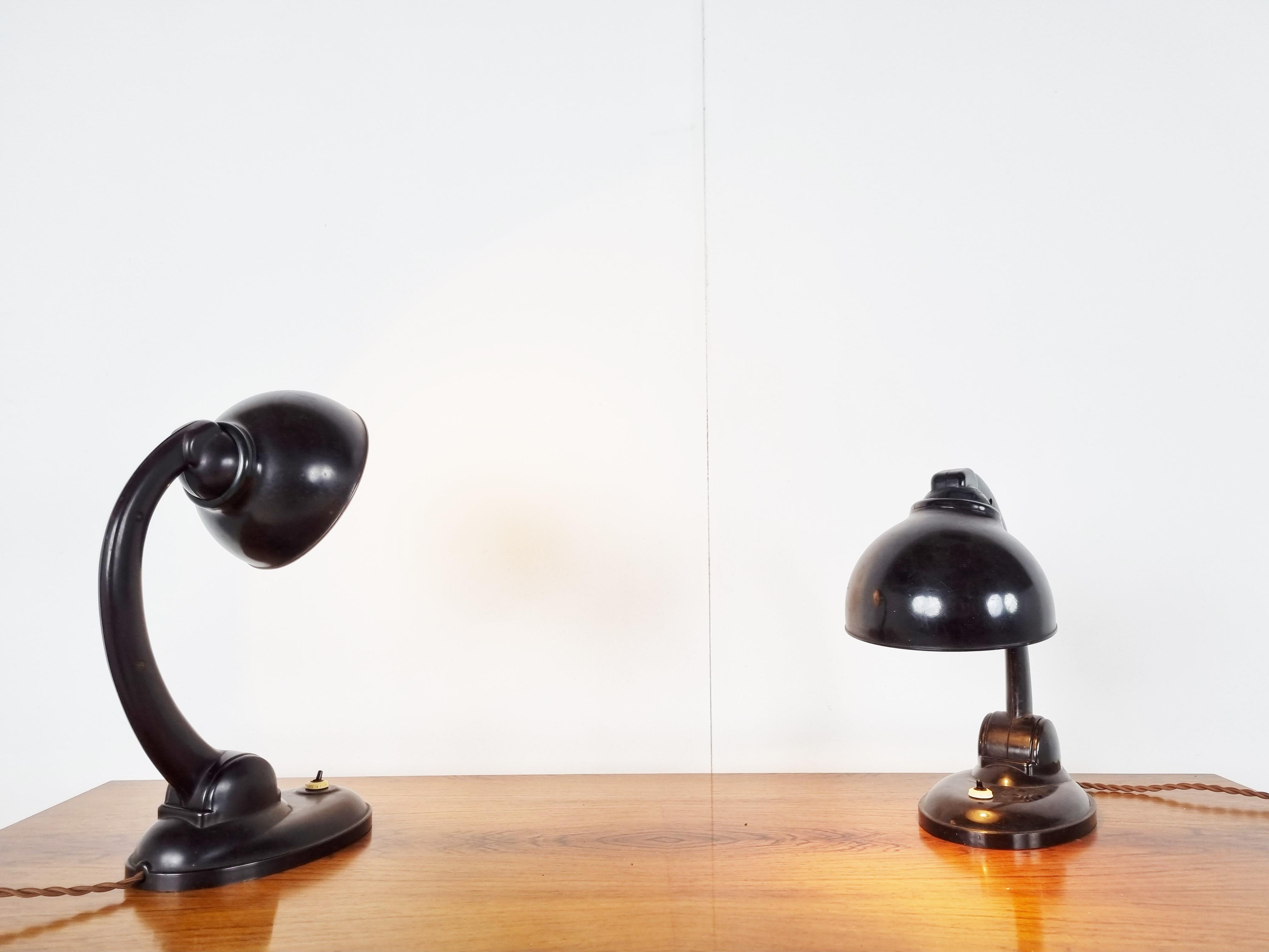 Paire de lampes de bureau en bakélite 11126 d'Eric Kirkman Cole, années 1930 Bon état - En vente à HEVERLEE, BE