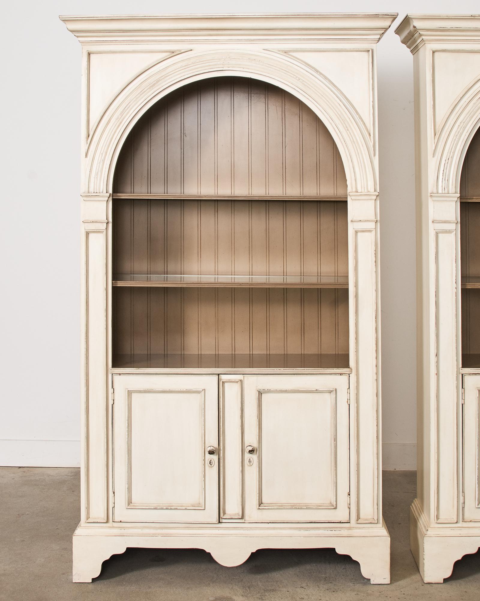 Paar architektonische bemalte Bibliotheks Bücherregale im neoklassischen Baker-Stil von Baker (Neoklassisch) im Angebot