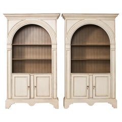 Pareja de librerías de biblioteca pintadas de estilo neoclásico arquitectónico Baker
