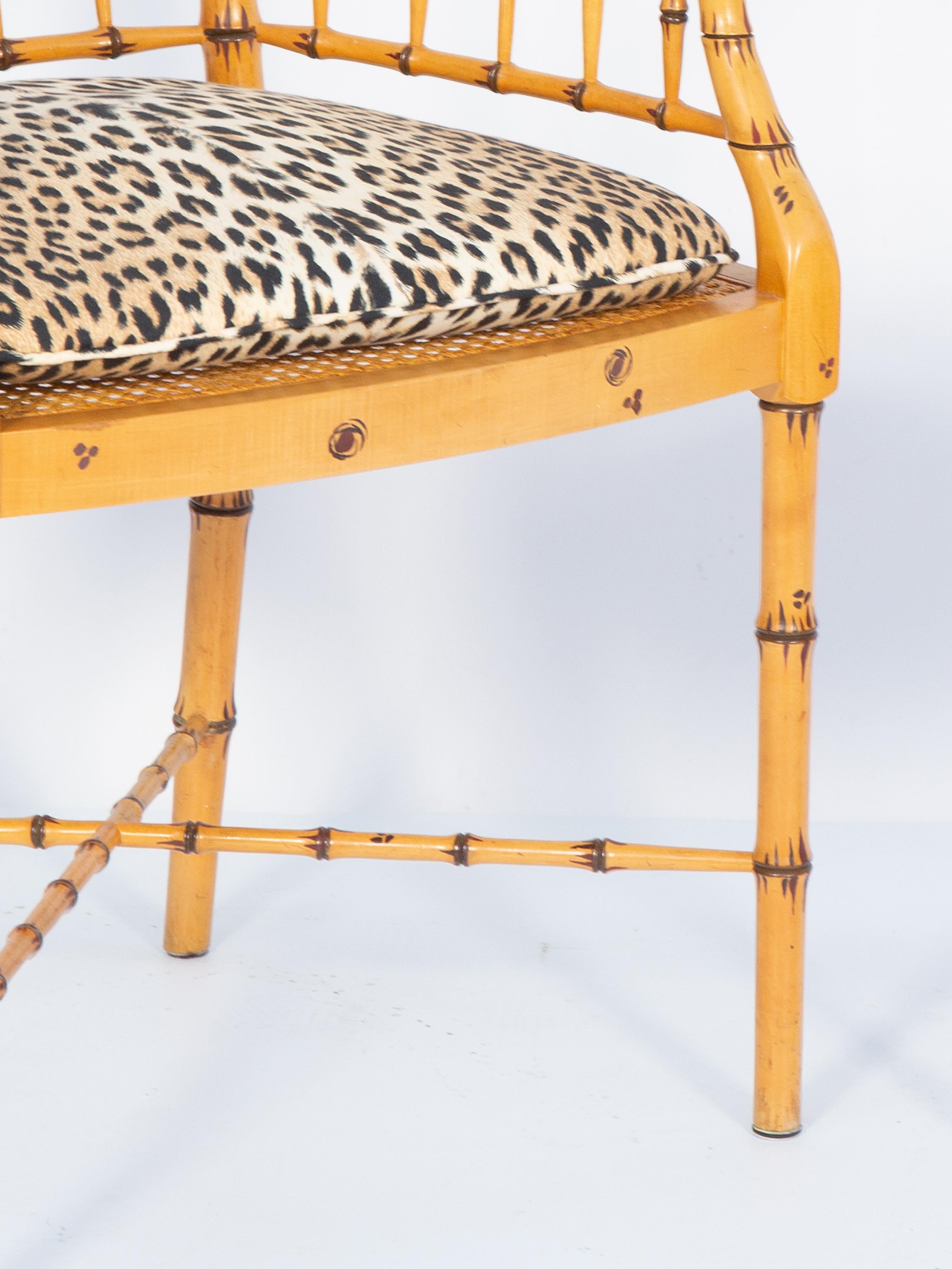 Coppia di poltrone Baker in finto bambù con sedute a canne e cuscini leopardati in vendita 3