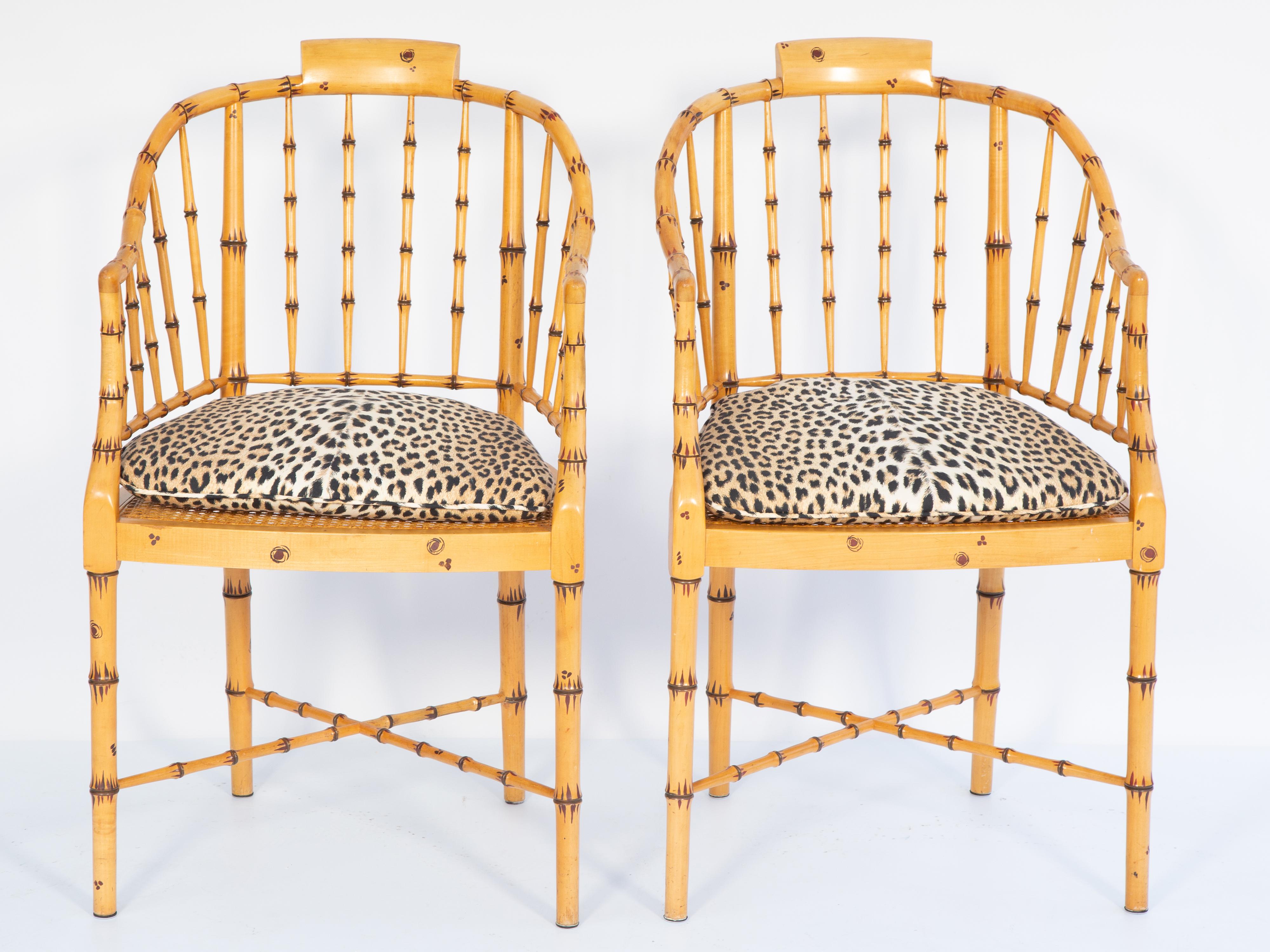 Coppia di poltrone vintage in finto bambù dipinte a mano di Baker, ciascuna con sedute a canne con cuscini sciolti a stampa leopardata, sollevate su gambe rotonde, unite da una traversa a X. 

Contattaci per ricevere preventivi di spedizione
