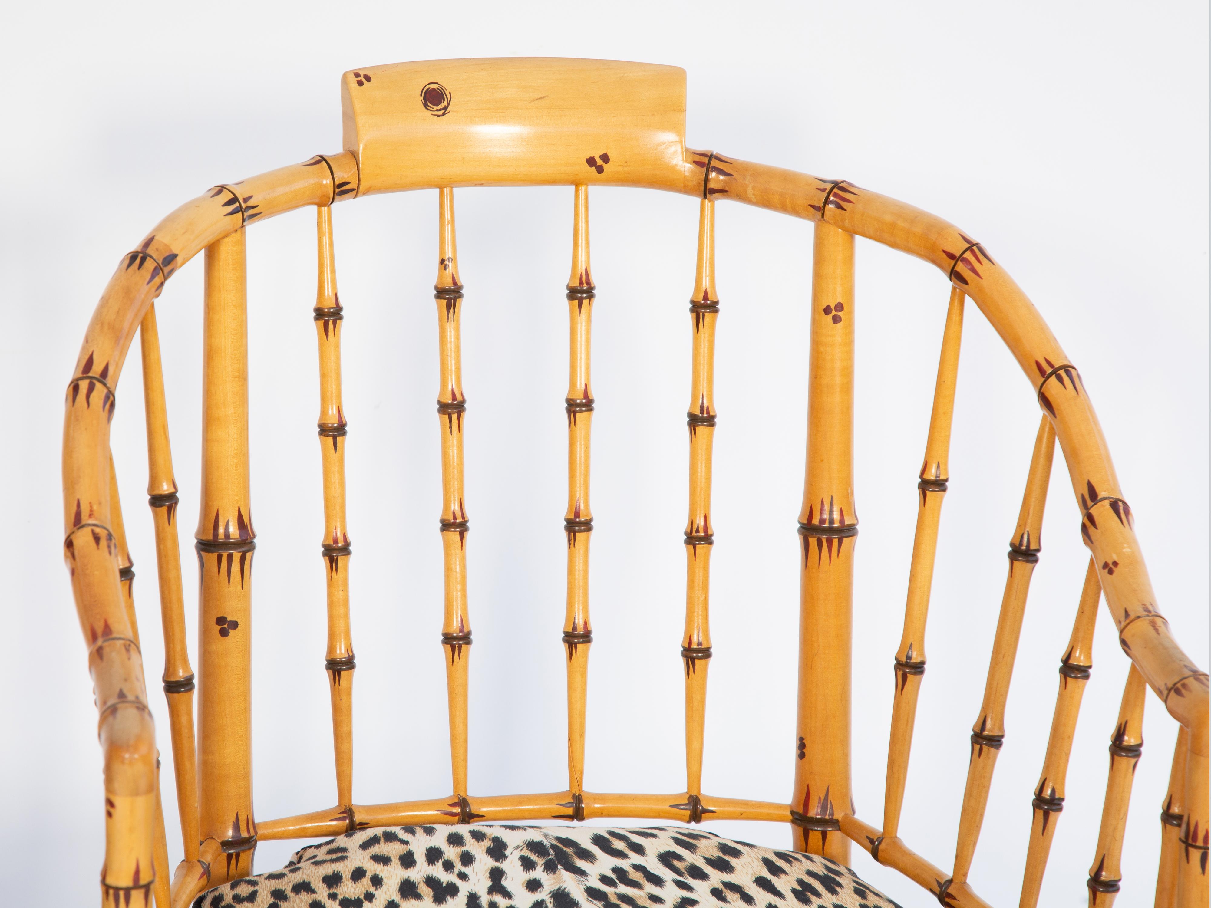 Coppia di poltrone Baker in finto bambù con sedute a canne e cuscini leopardati In condizioni buone in vendita a West Palm Beach, FL