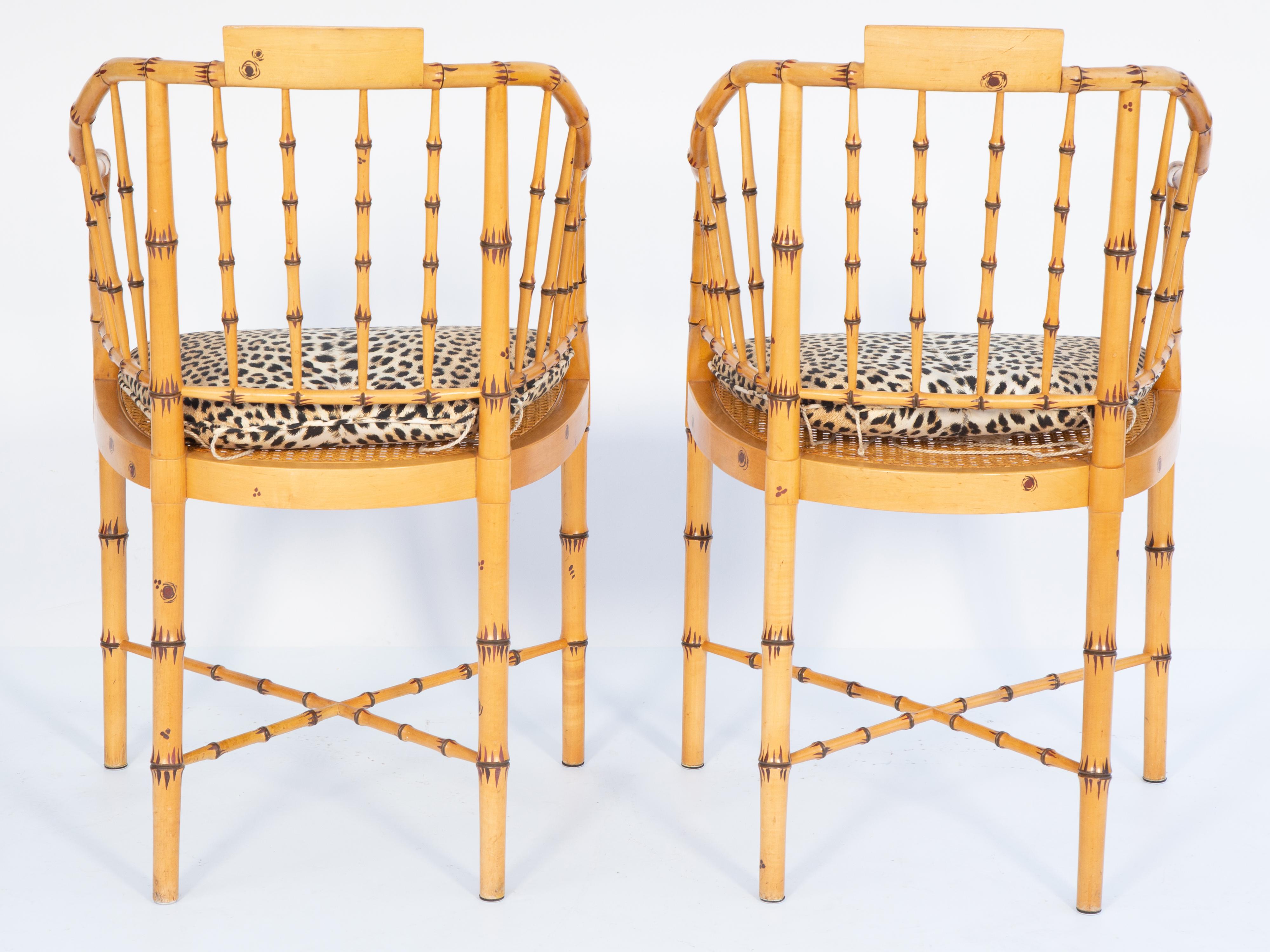 Legno Coppia di poltrone Baker in finto bambù con sedute a canne e cuscini leopardati in vendita