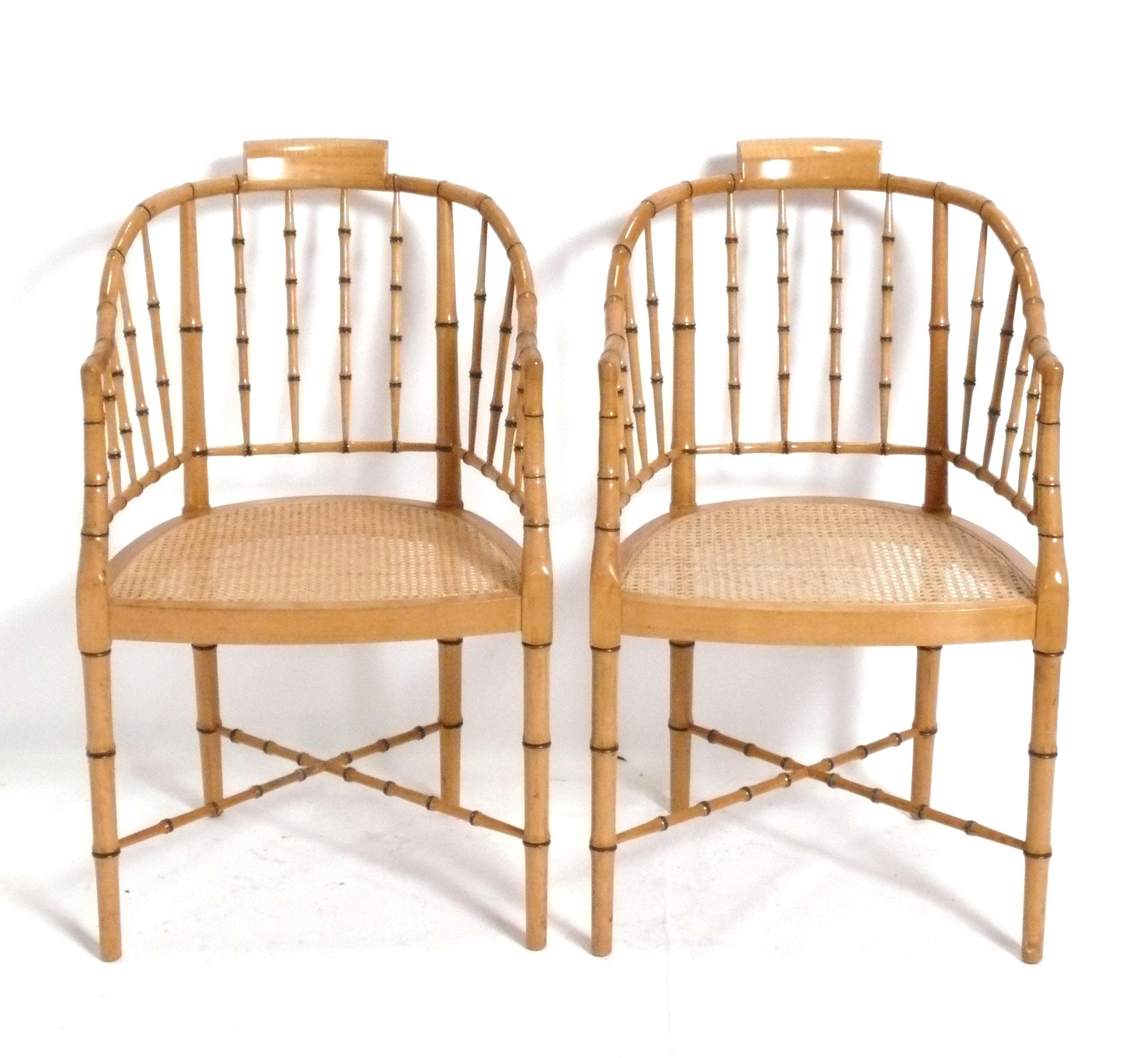 Pareja de elegantes sillas de bambú sintético de estilo Chippendale chino o Chinoiserie, fabricadas por Baker, EE.UU., hacia la década de 1960. Si quieres que les hagamos cojines, podemos hacerlos por 175 $ más. Sólo tienes que enviarnos dos metros