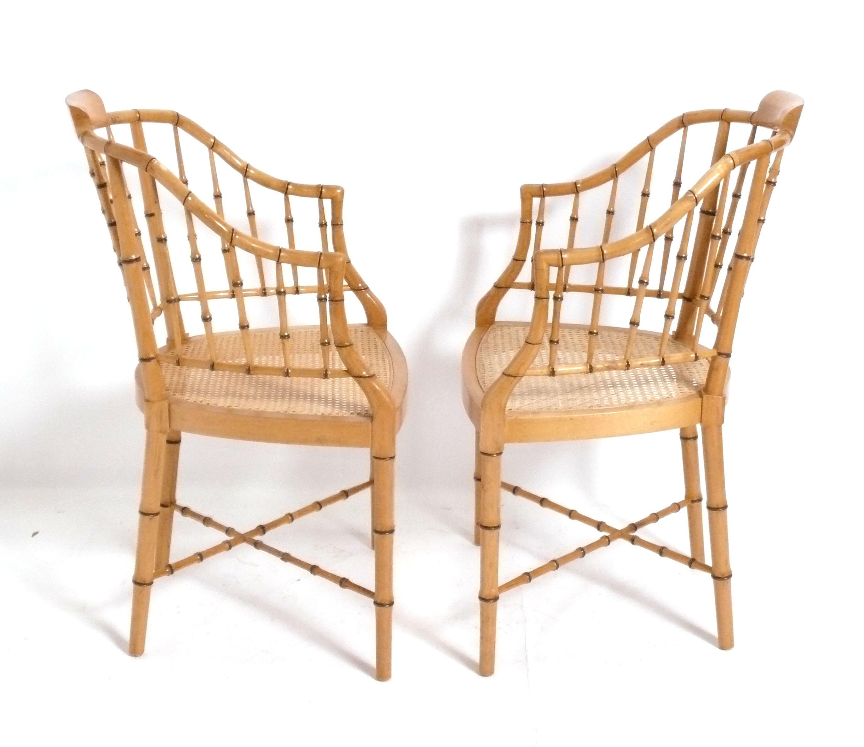 Pareja de sillones Baker de bambú sintético Sillones Chinoiserie Estadounidense en venta