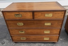 Pareja de cómodas de cinco cajones estilo campaña de Baker Furniture