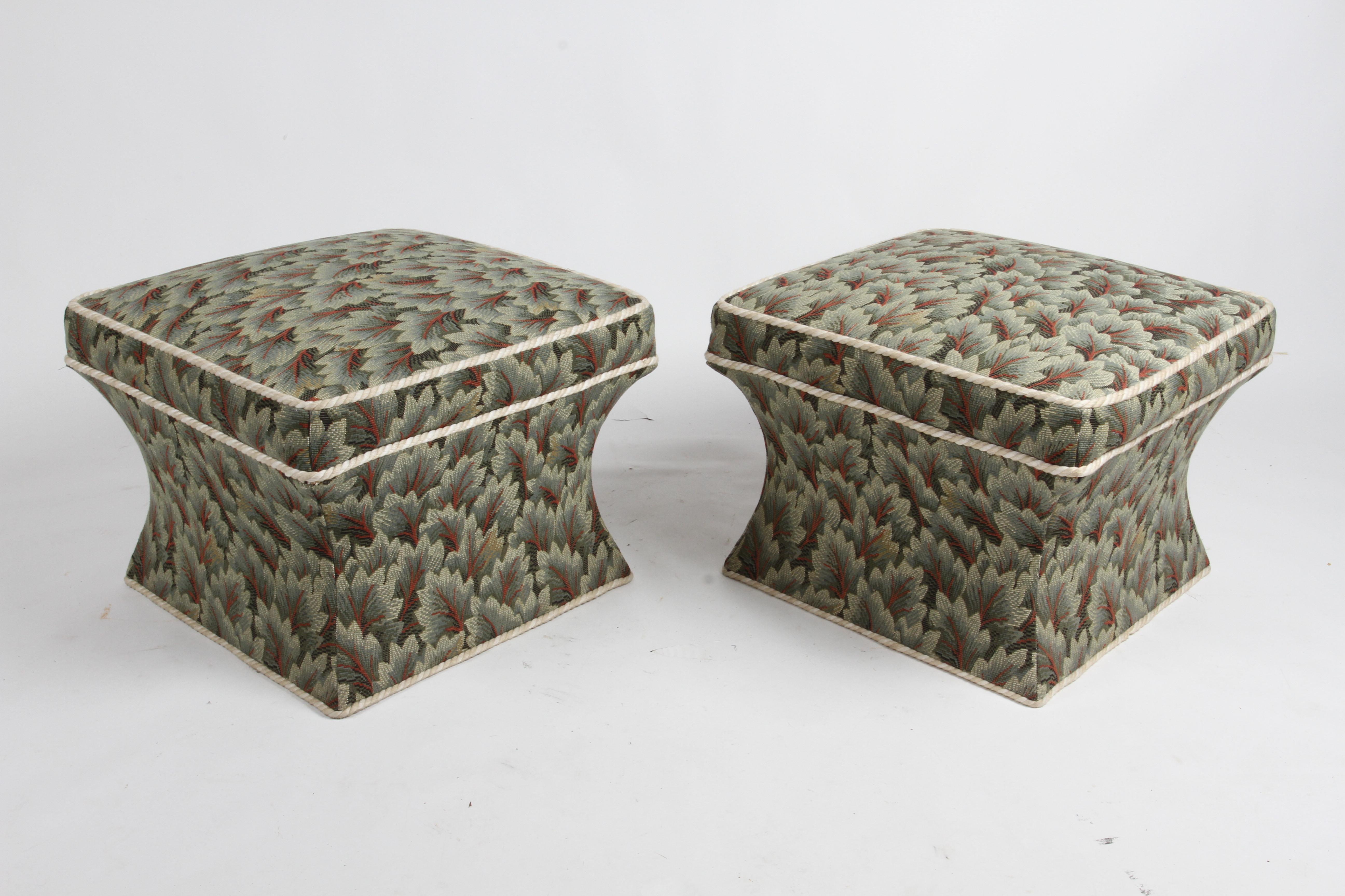 Américain Paire de meubles Baker Furniture Co. Grande forme sculptée Poufs ou poufs des années 70 ou 80 en vente