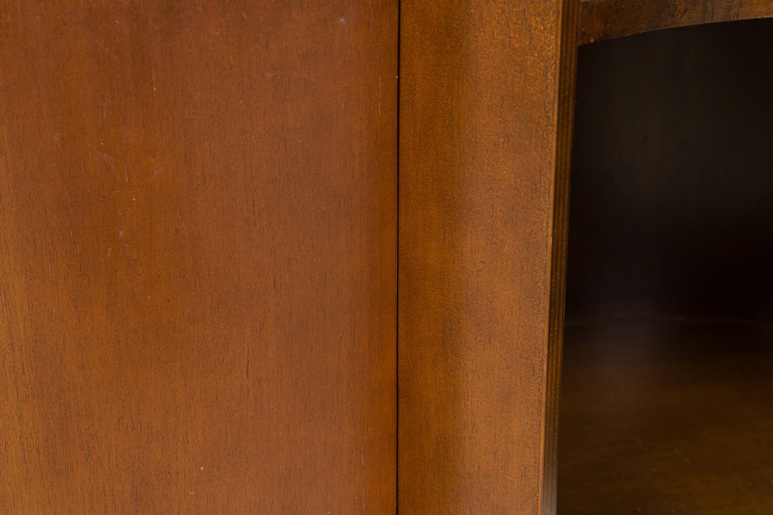 Pareja de mesas auxiliares encajables Baker Furniture Company Luna creciente Chapado en venta