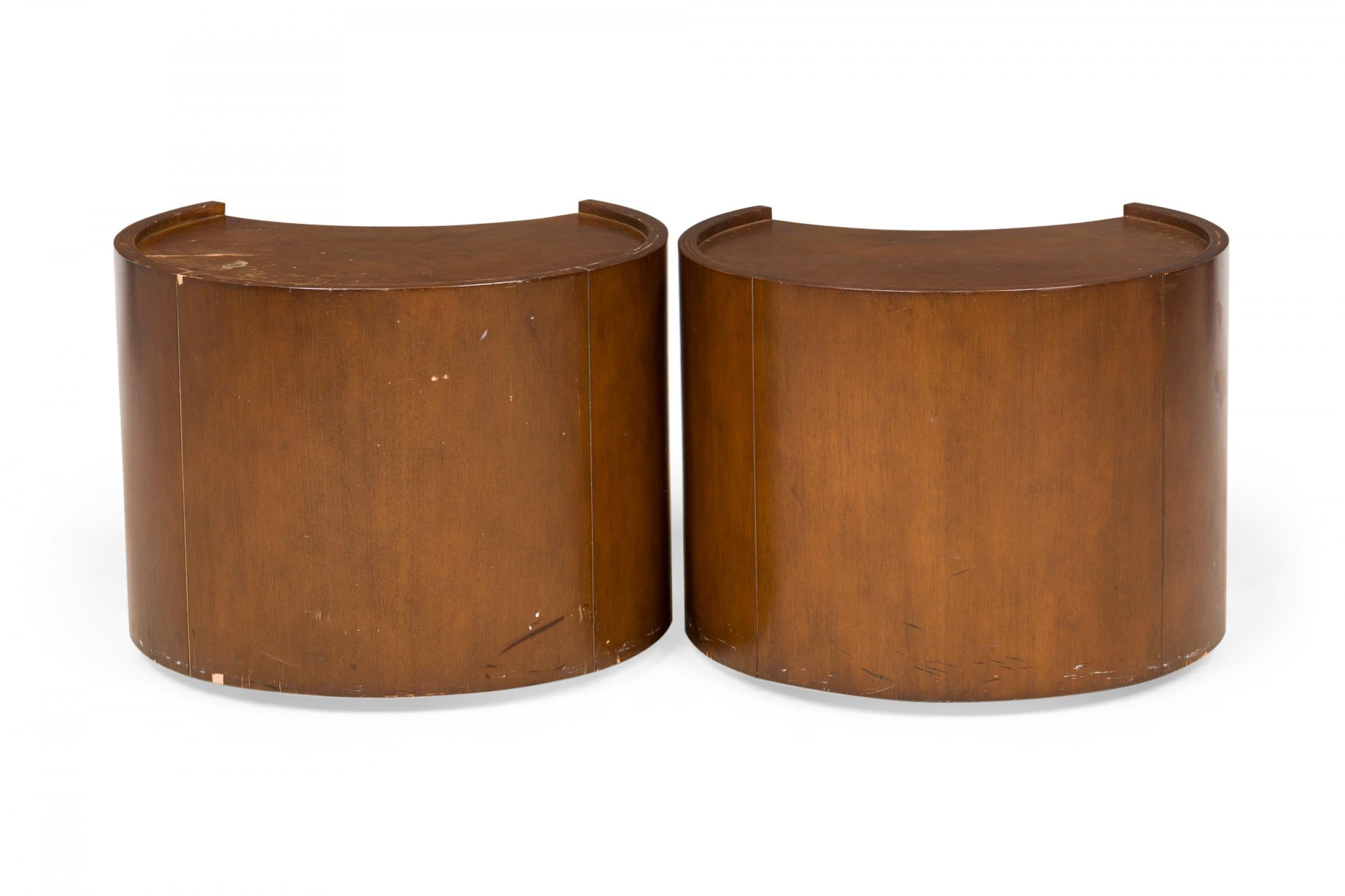 Pareja de mesas auxiliares encajables Baker Furniture Company Luna creciente Madera en venta