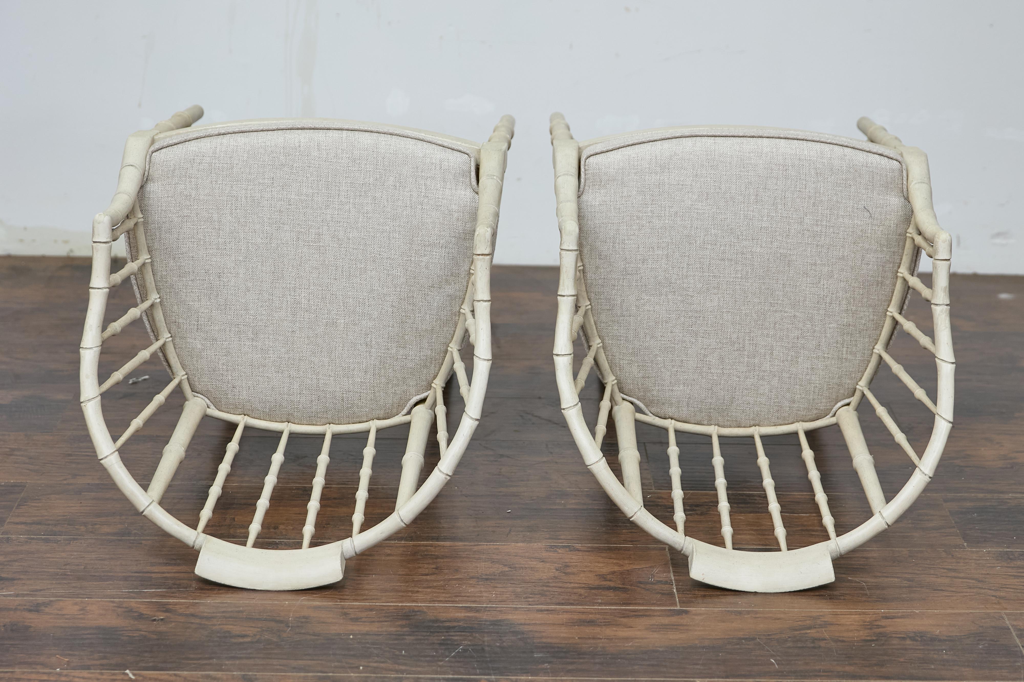Pareja de sillones tapizados de bambú sintético Baker Furniture en acabado blanco suave en venta 6