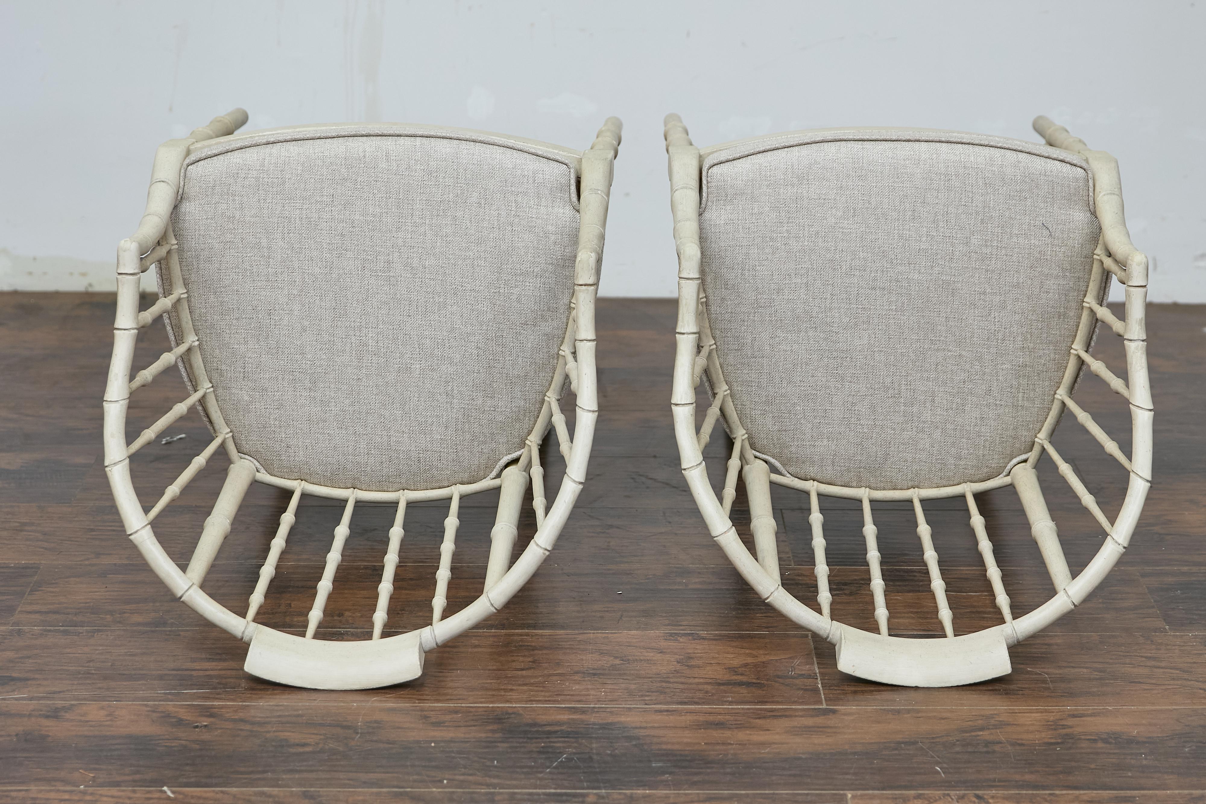 Pareja de sillones tapizados de bambú sintético Baker Furniture en acabado blanco suave en venta 7