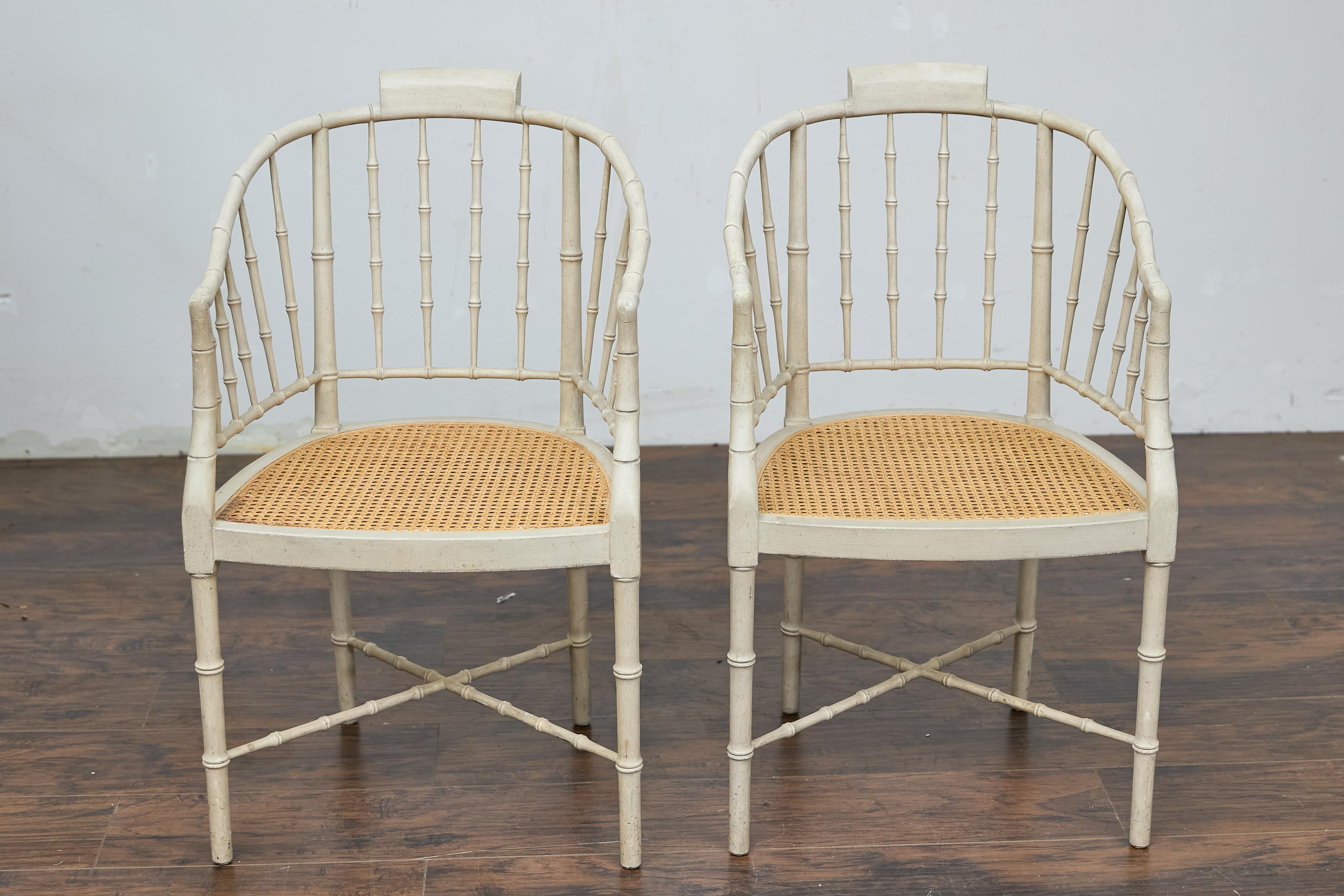Pareja de sillones tapizados de bambú sintético Baker Furniture en acabado blanco suave en venta 8