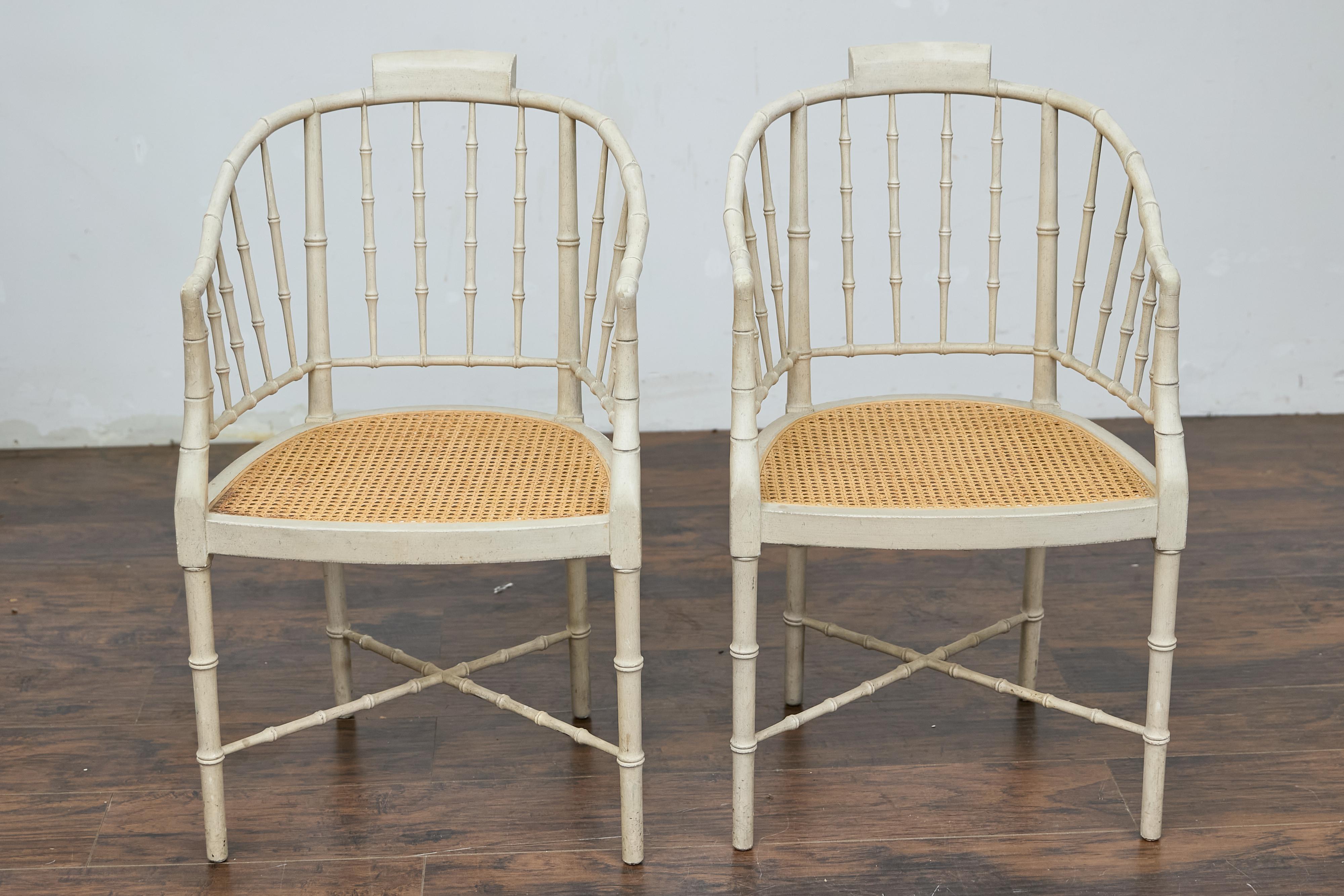 Pareja de sillones tapizados de bambú sintético Baker Furniture en acabado blanco suave en venta 9