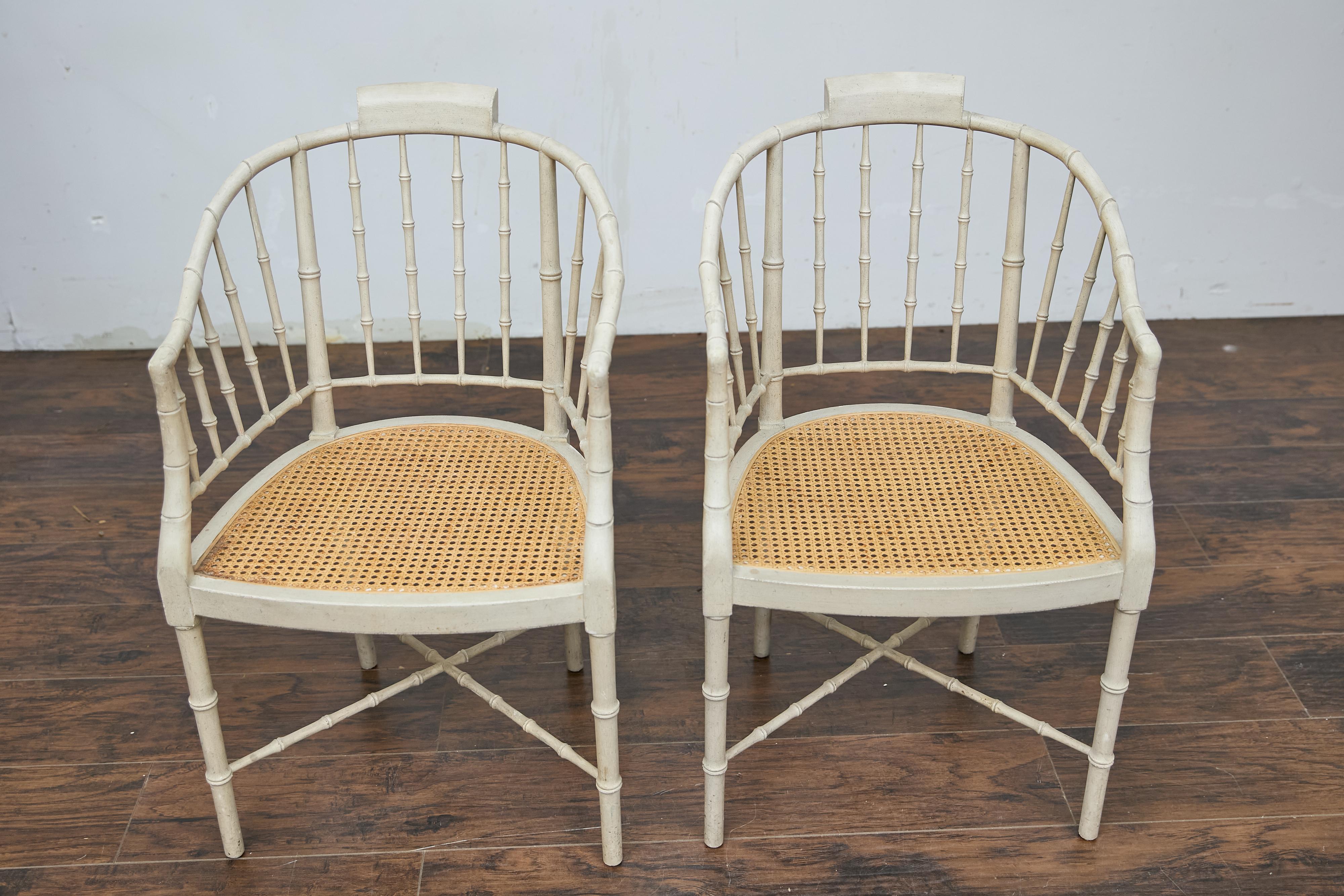 Pareja de sillones tapizados de bambú sintético Baker Furniture en acabado blanco suave en venta 10