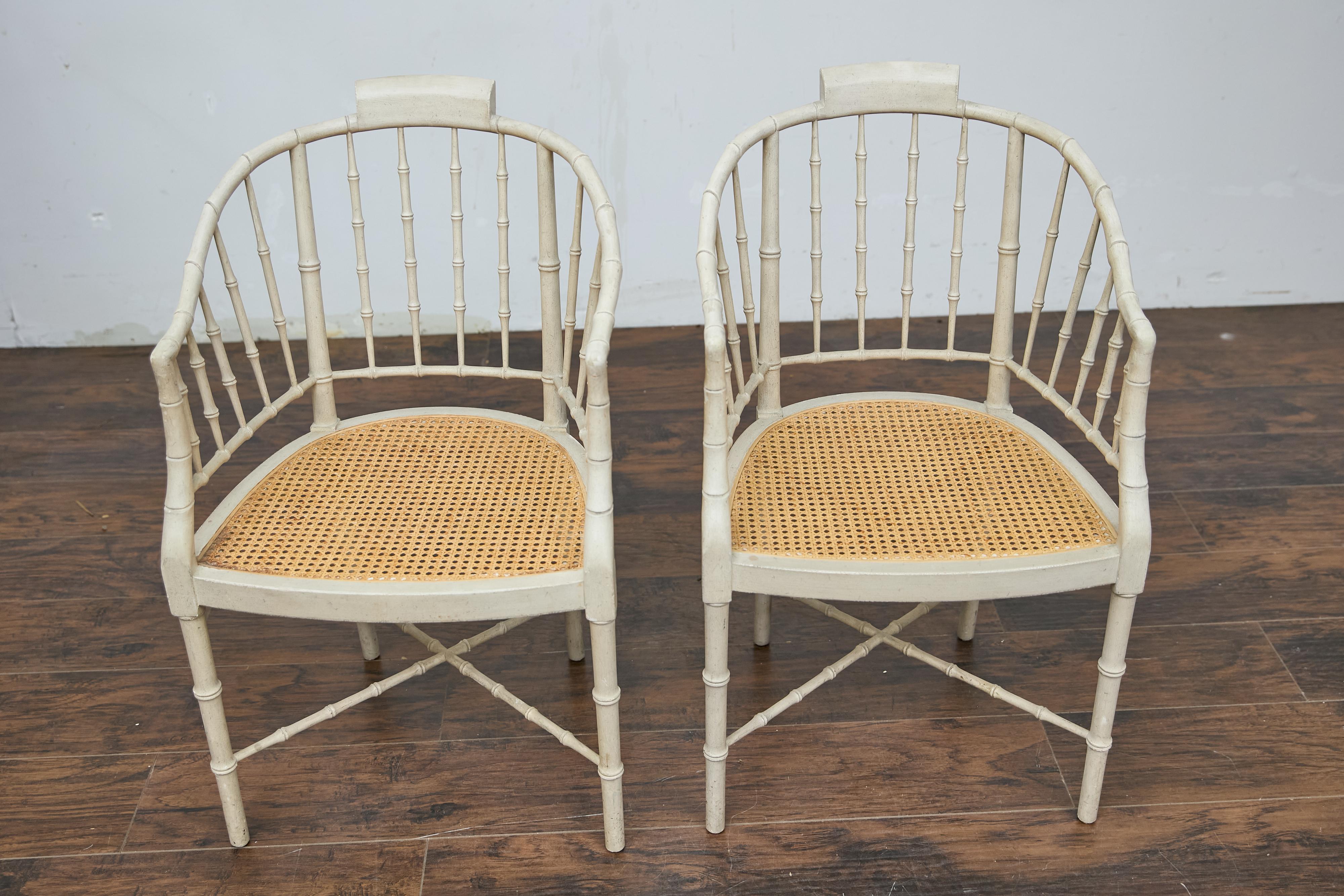 Pareja de sillones tapizados de bambú sintético Baker Furniture en acabado blanco suave en venta 11