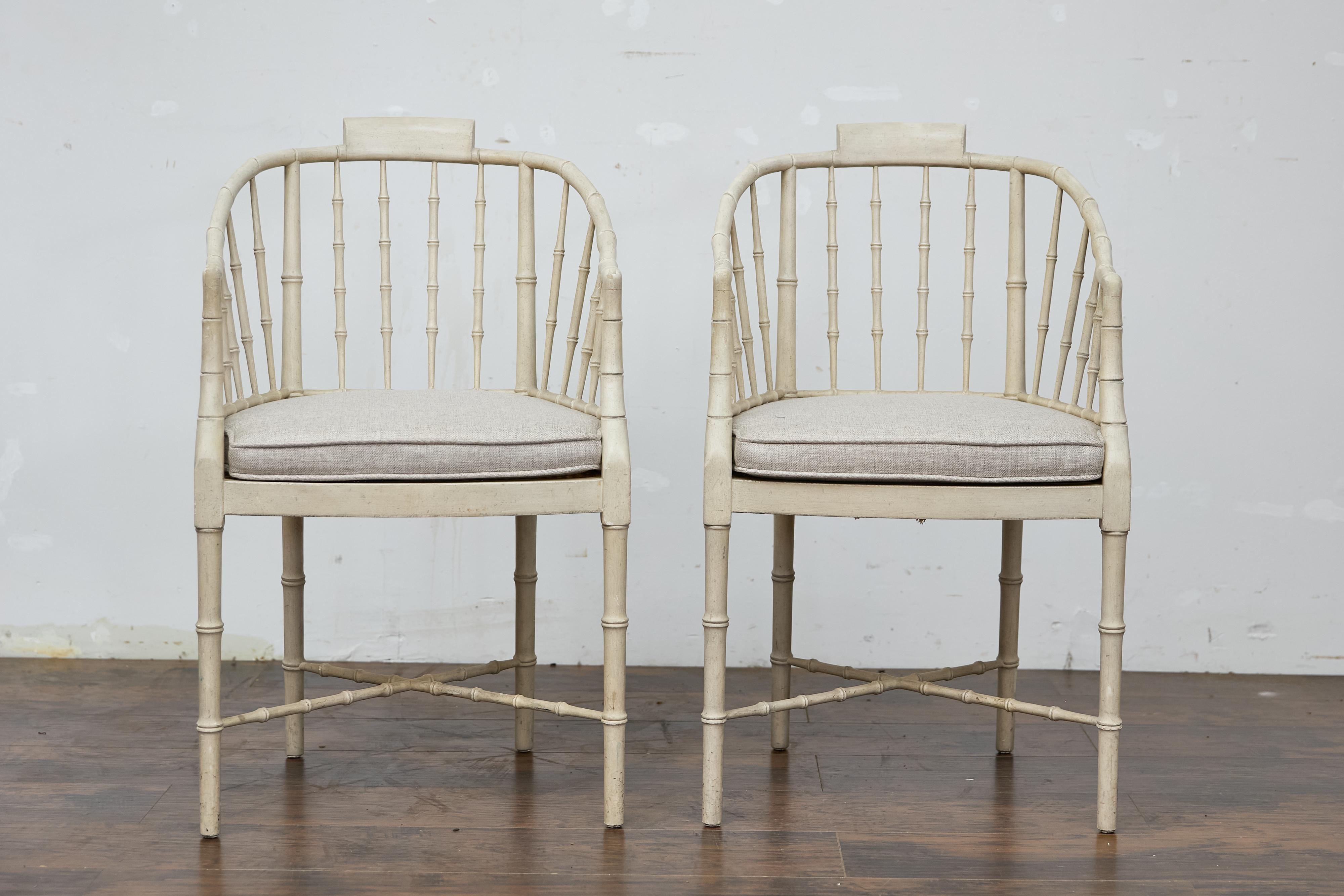 Un par de sillas de bambú de imitación de Hollywood Regency Baker Furniture. Este par de sillas Baker de bambú sintético muestran una impresionante mezcla de estilo Hollywood Regency y diseño de inspiración asiática, lo que las convierte en una