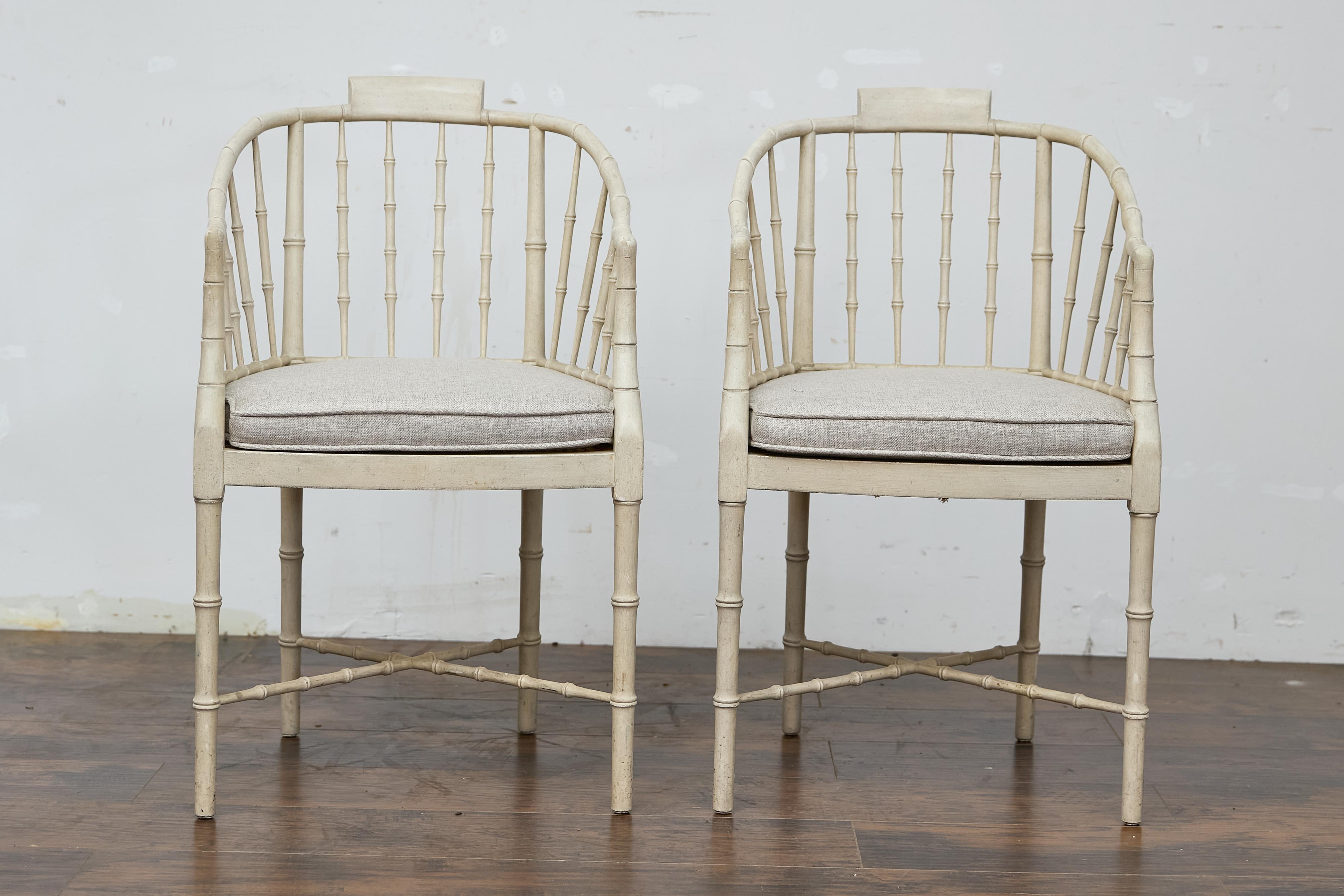 Pareja de sillones tapizados de bambú sintético Baker Furniture en acabado blanco suave en venta 12