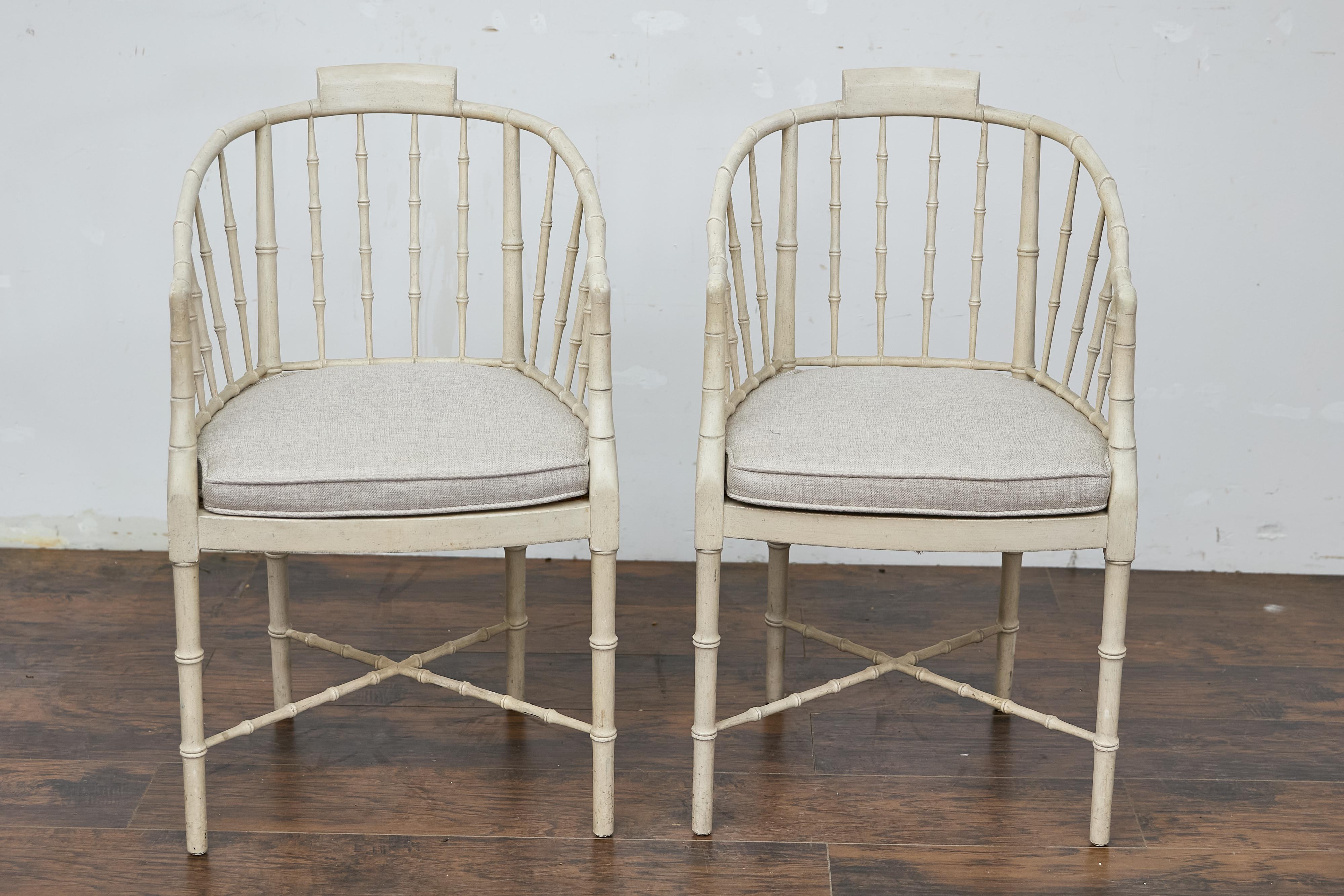 Pareja de sillones tapizados de bambú sintético Baker Furniture en acabado blanco suave Regencia de Hollywood en venta