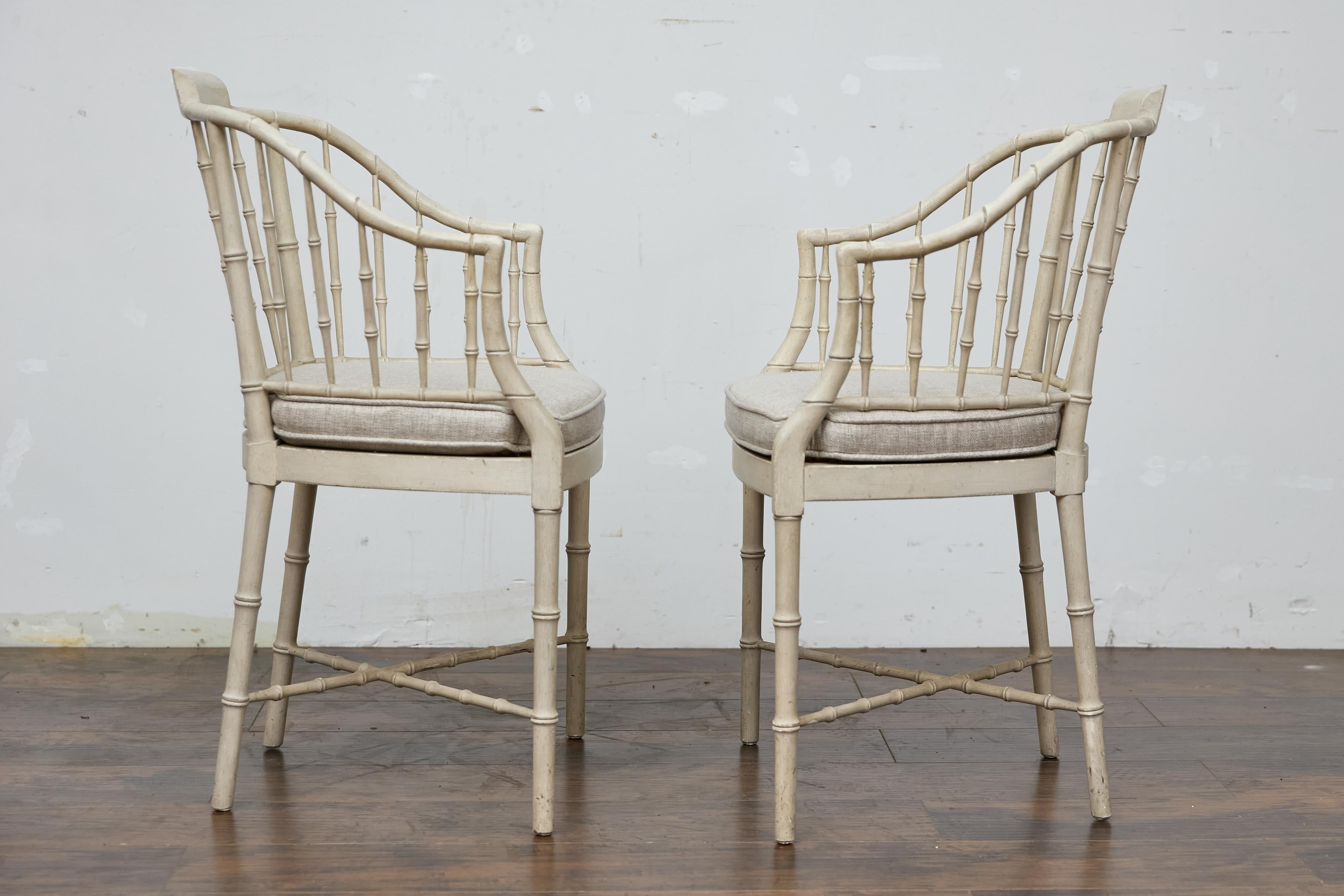 Pareja de sillones tapizados de bambú sintético Baker Furniture en acabado blanco suave Estadounidense en venta