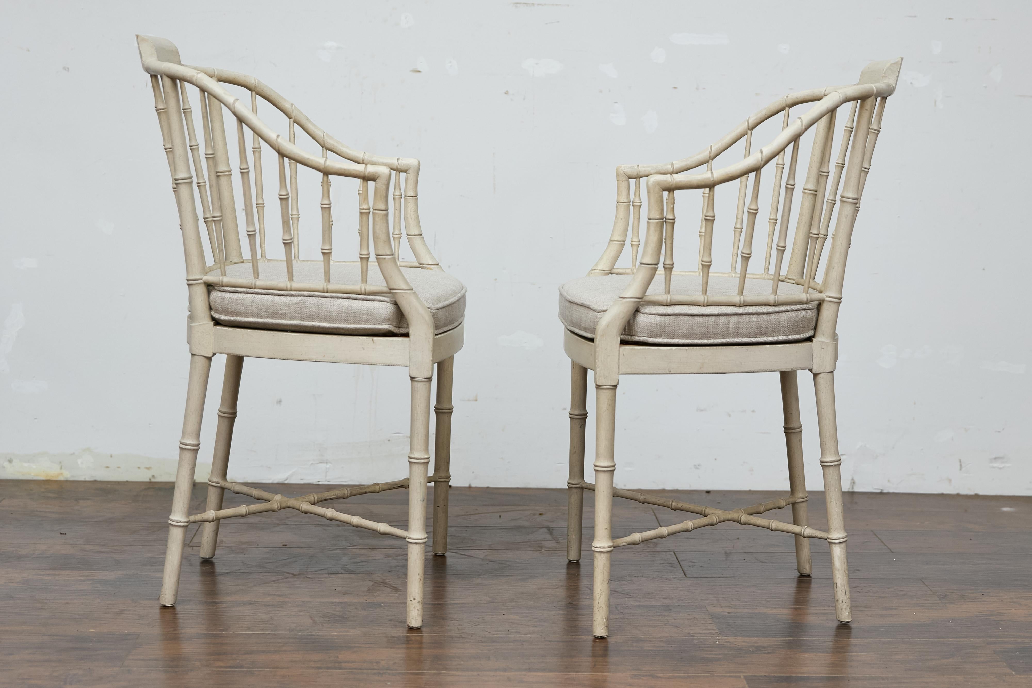 Pareja de sillones tapizados de bambú sintético Baker Furniture en acabado blanco suave Pintado en venta