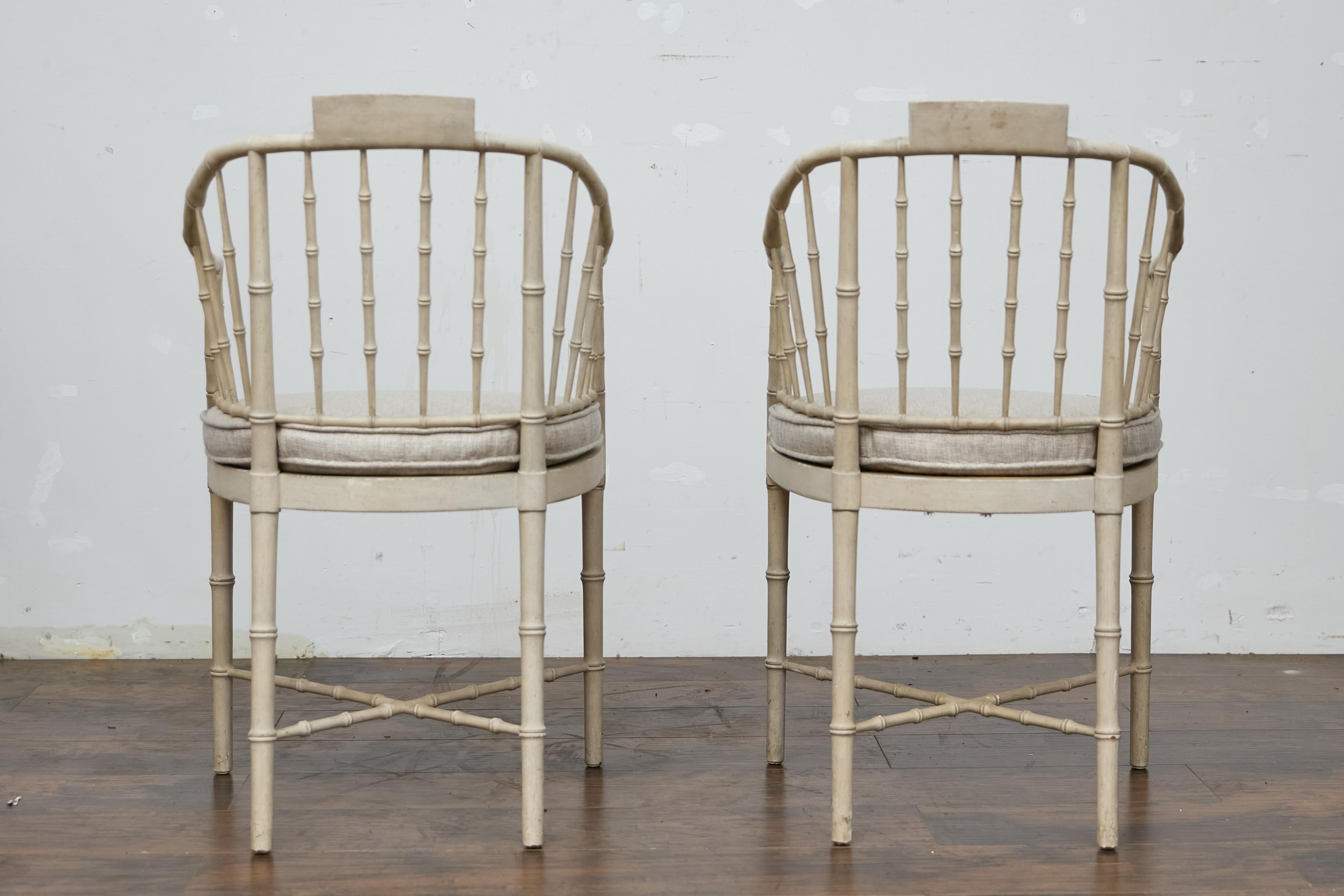 Pareja de sillones tapizados de bambú sintético Baker Furniture en acabado blanco suave en Bueno estado para la venta en Atlanta, GA
