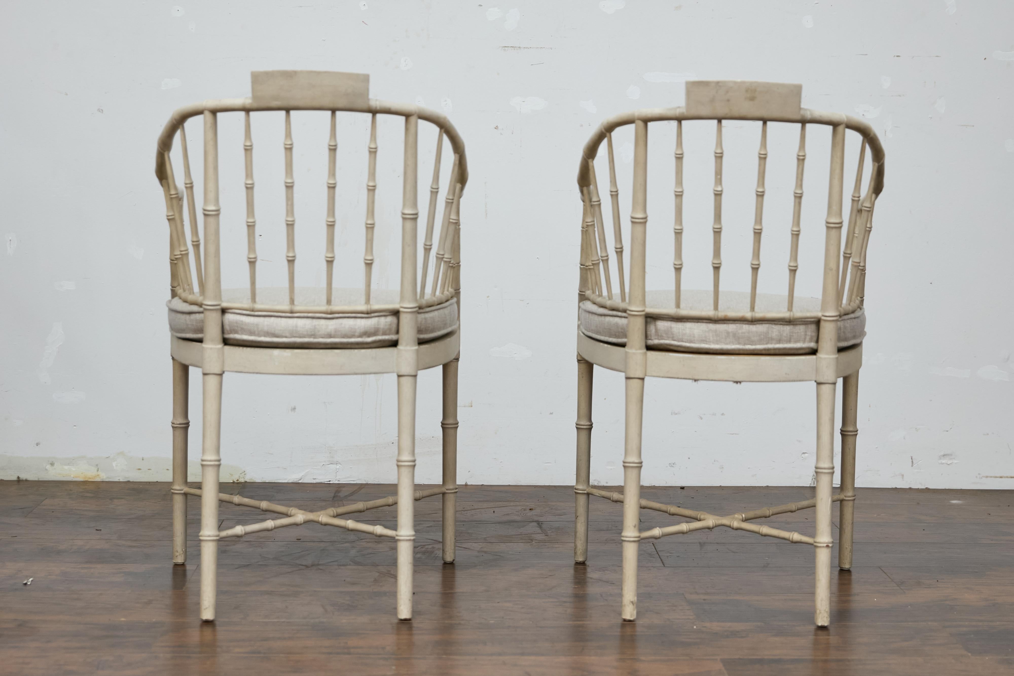 Pareja de sillones tapizados de bambú sintético Baker Furniture en acabado blanco suave siglo XX en venta