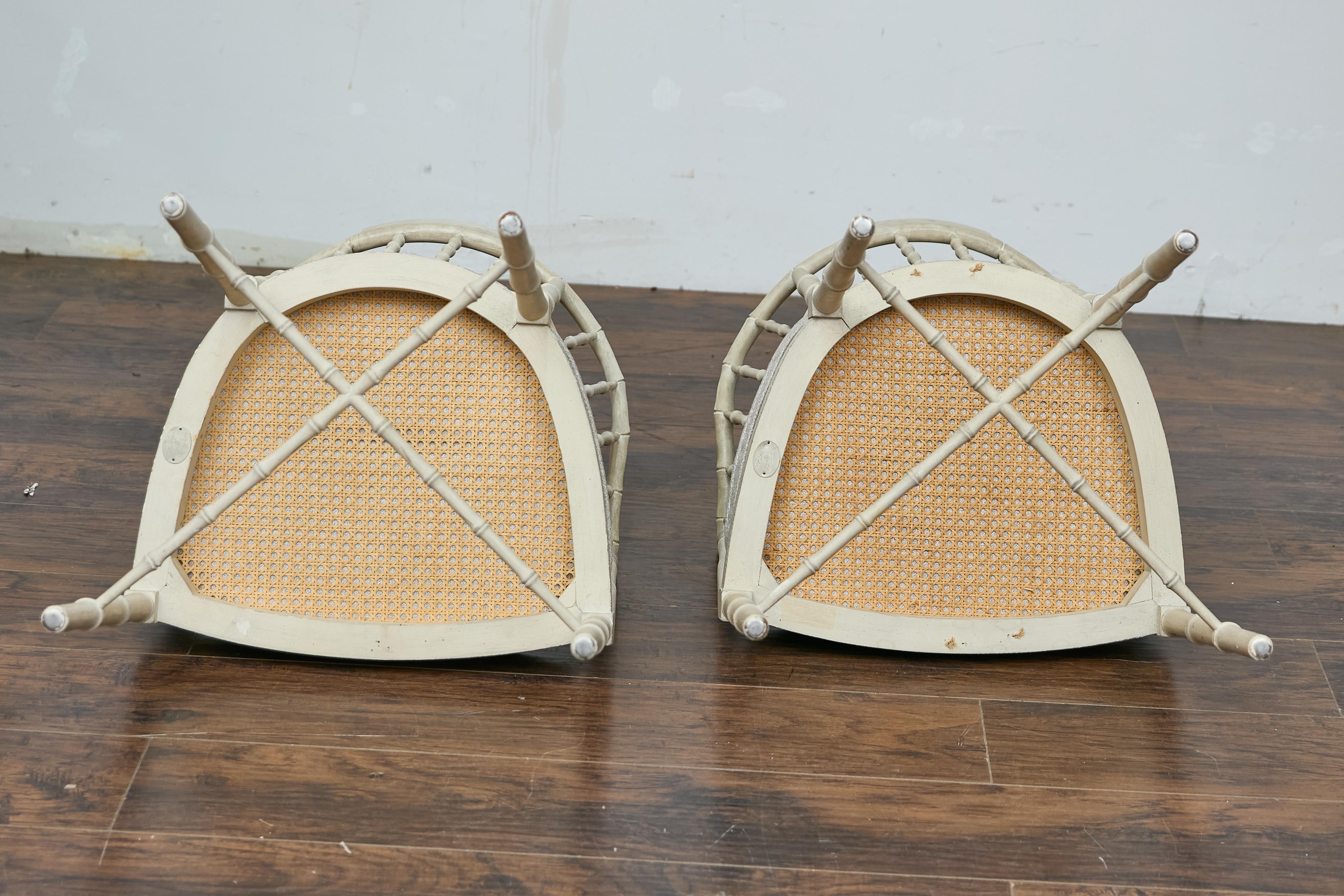 Pareja de sillones tapizados de bambú sintético Baker Furniture en acabado blanco suave Tela en venta