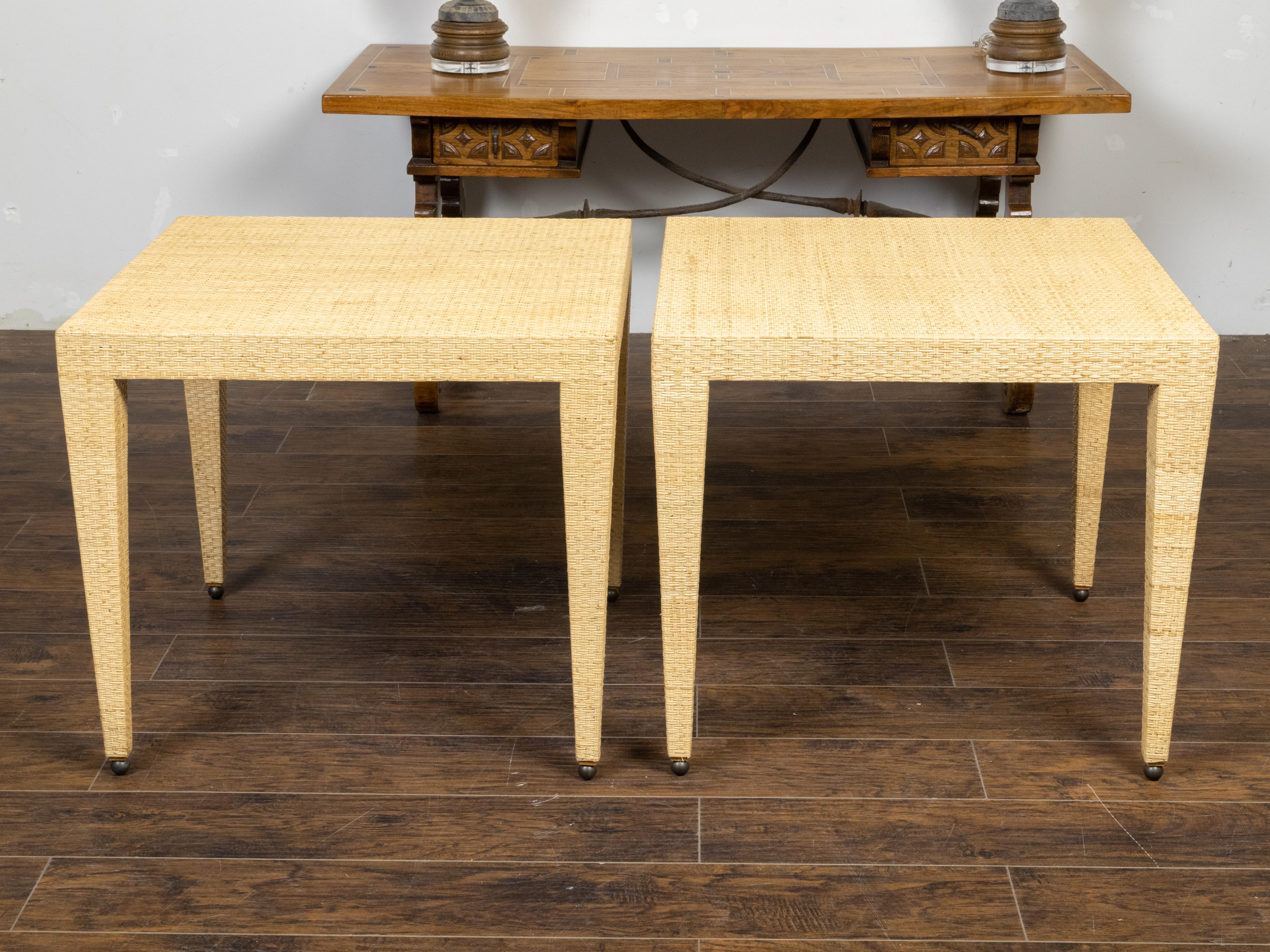 Pareja de mesas auxiliares de mimbre con patas cónicas de Baker Furniture Midcentury Metal en venta