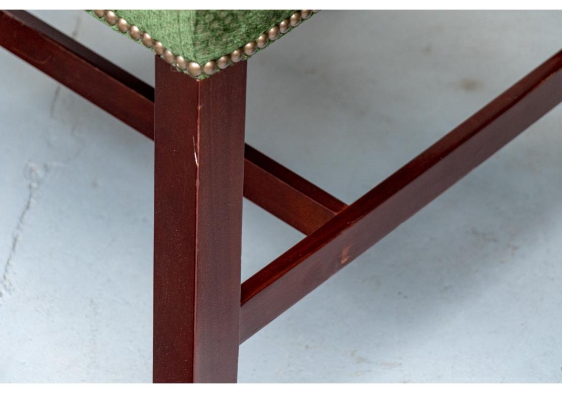 Paire de chaises d'appoint de style transitionnel avec une structure en bois et une assise et un dossier tapissés en vert.  Les chaises sont dotées d'une assise et d'un dossier serrés et d'une garniture en tête de clou sur les bords du rembourrage.