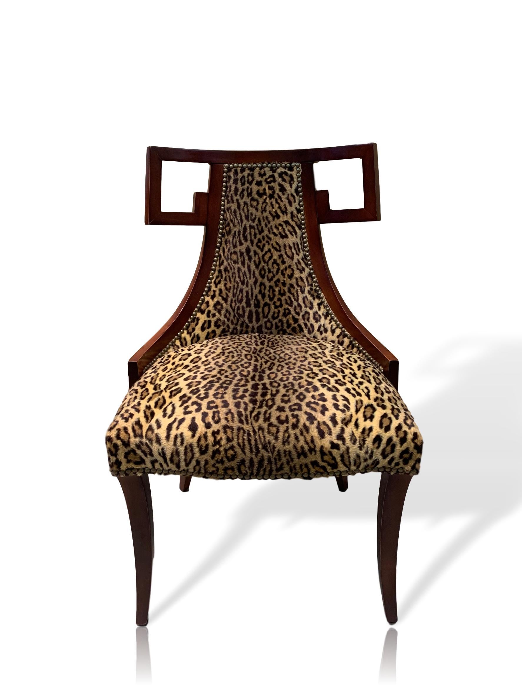 Ein Paar Baker Greek Key Stühle, neu gepolstert mit Ralph Lauren Leopardenstoff, Baker Modellnummer 7849, entworfen von Thomas Peasant für Baker Furniture, dem renommiertesten und hochwertigsten Möbelhersteller der Nation. Sehr schwerer, massiver