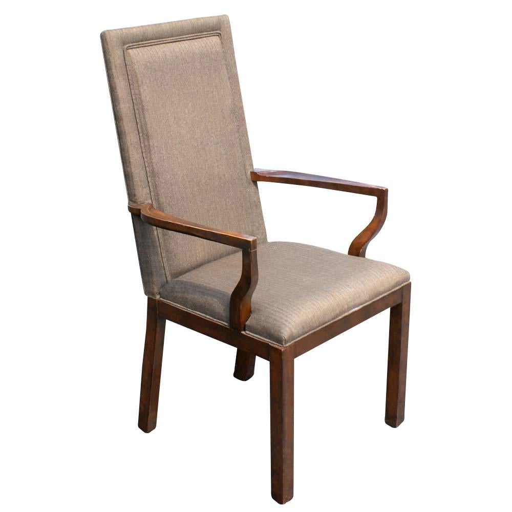 Ein Paar Hochlehner-Sessel von Baker.  Rahmen aus Nussbaumholz mit brauner Fischgrätpolsterung.