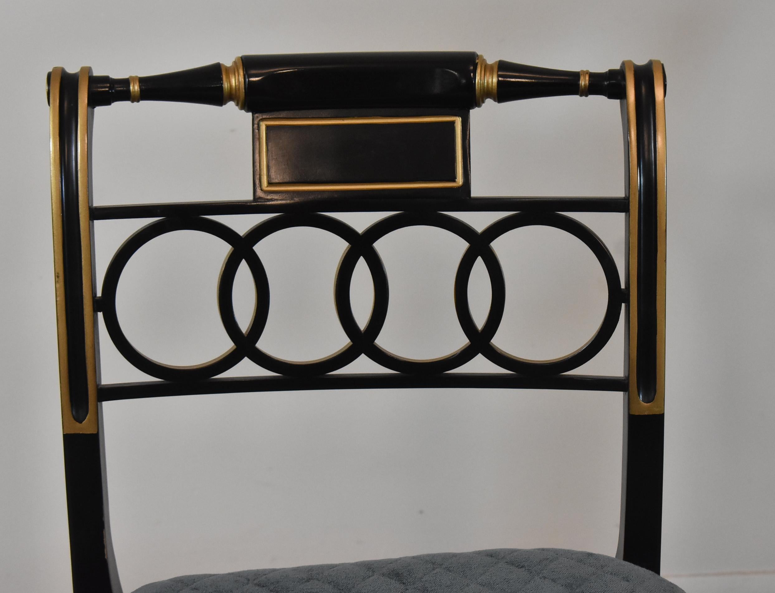 Dieses schöne Paar Stühle im Regency-Stil ist Teil der Baker Historic Charleston Collection'S. Diese Stücke sind in einem ausgezeichneten Vintage-Zustand, schwarz lackiert und mit vergoldeten Details versehen. Der Sitz ist mit optionalen Kissen