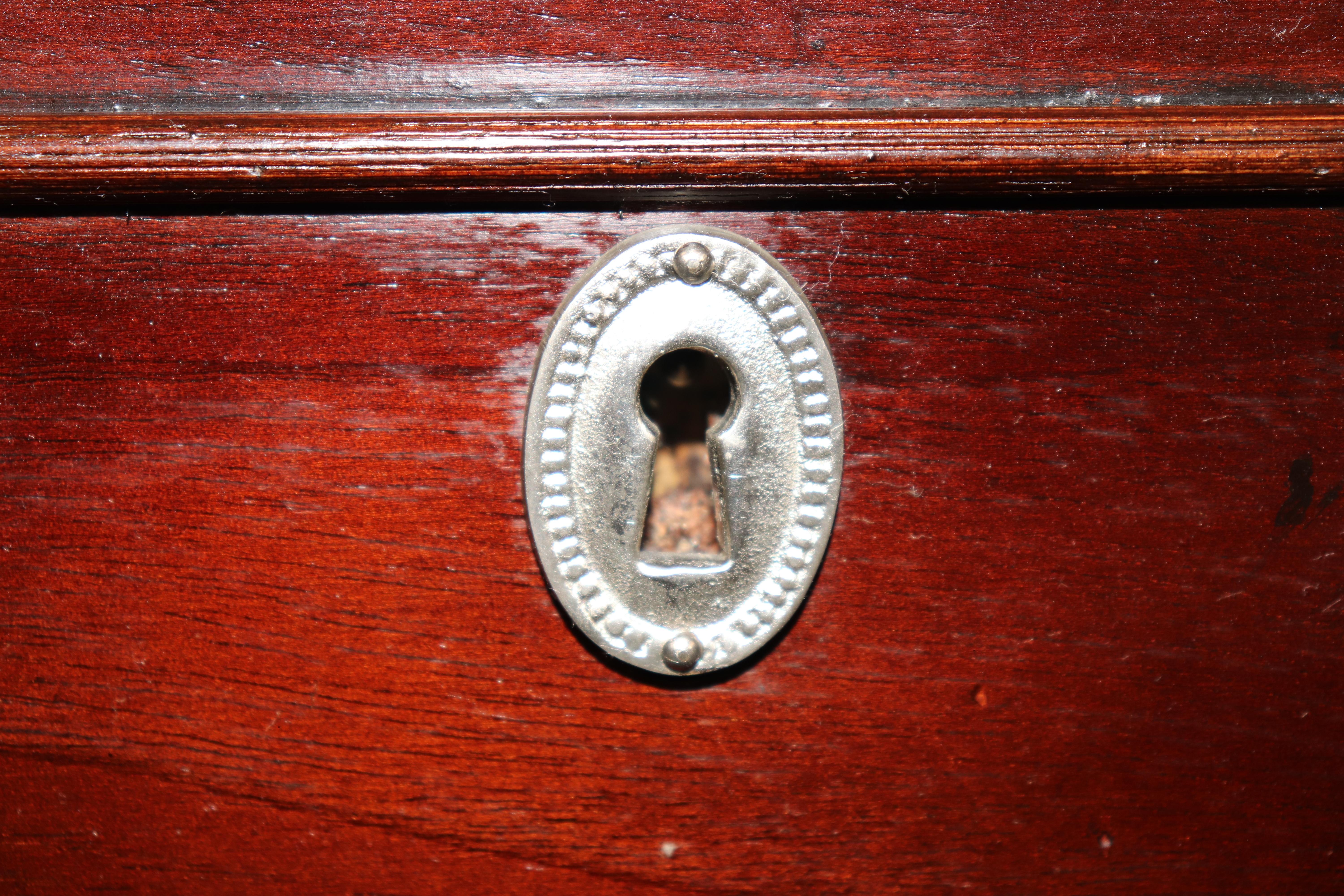 Pareja de cómodas de 3 cajones de caoba estilo Directoire Luis XVI de Baker en venta 3