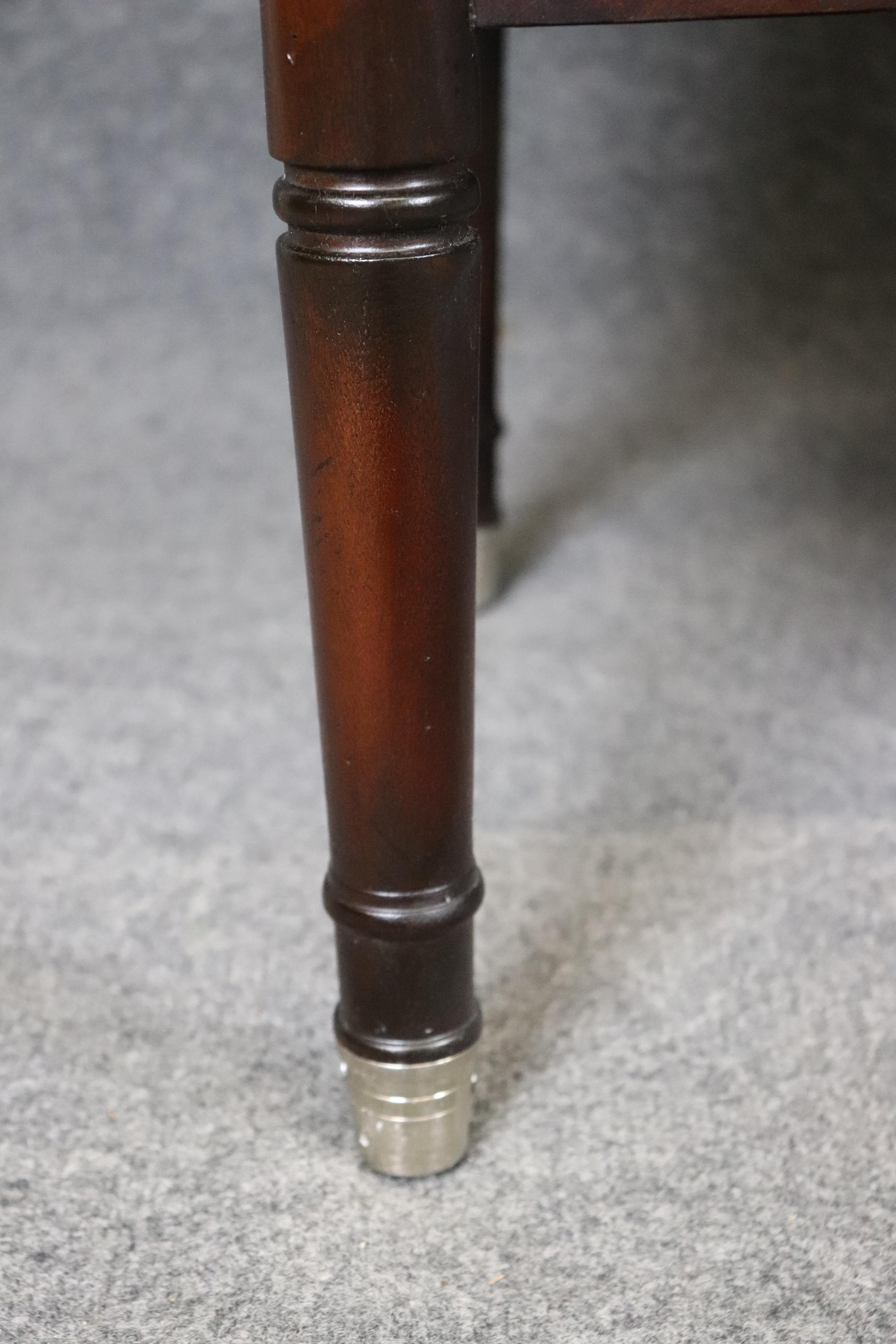 Pareja de cómodas de 3 cajones de caoba estilo Directoire Luis XVI de Baker en venta 7