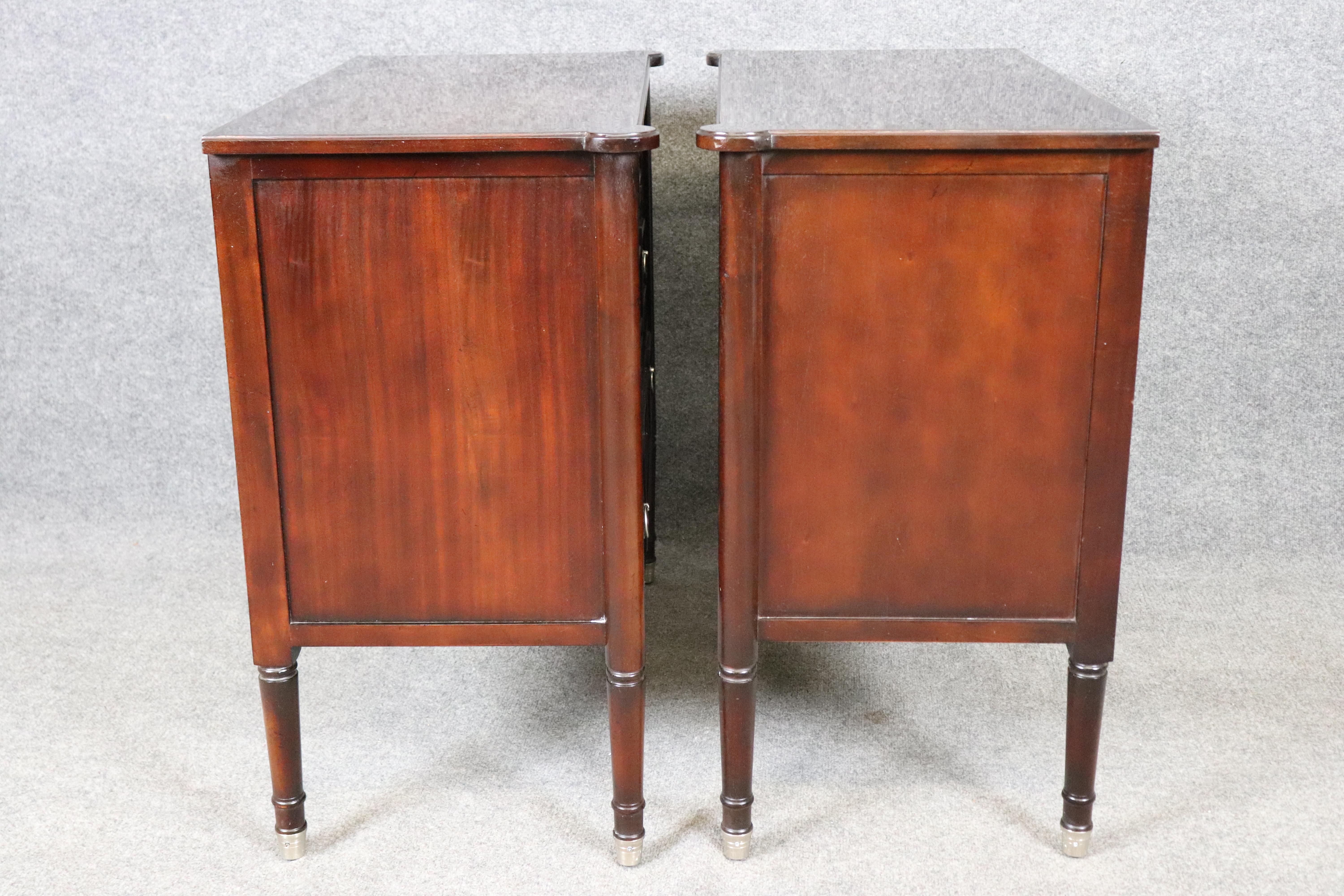 Dimensiones - Al: 32 1/4 pulg An: 36 pulg D: 17 1/2 pulg 

Aporta un refinamiento atemporal a tu interior con este sofisticado par de cómodas de tres cajones estilo Luis XVI Directoire de la renombrada colección Milling Road de Baker Furniture.