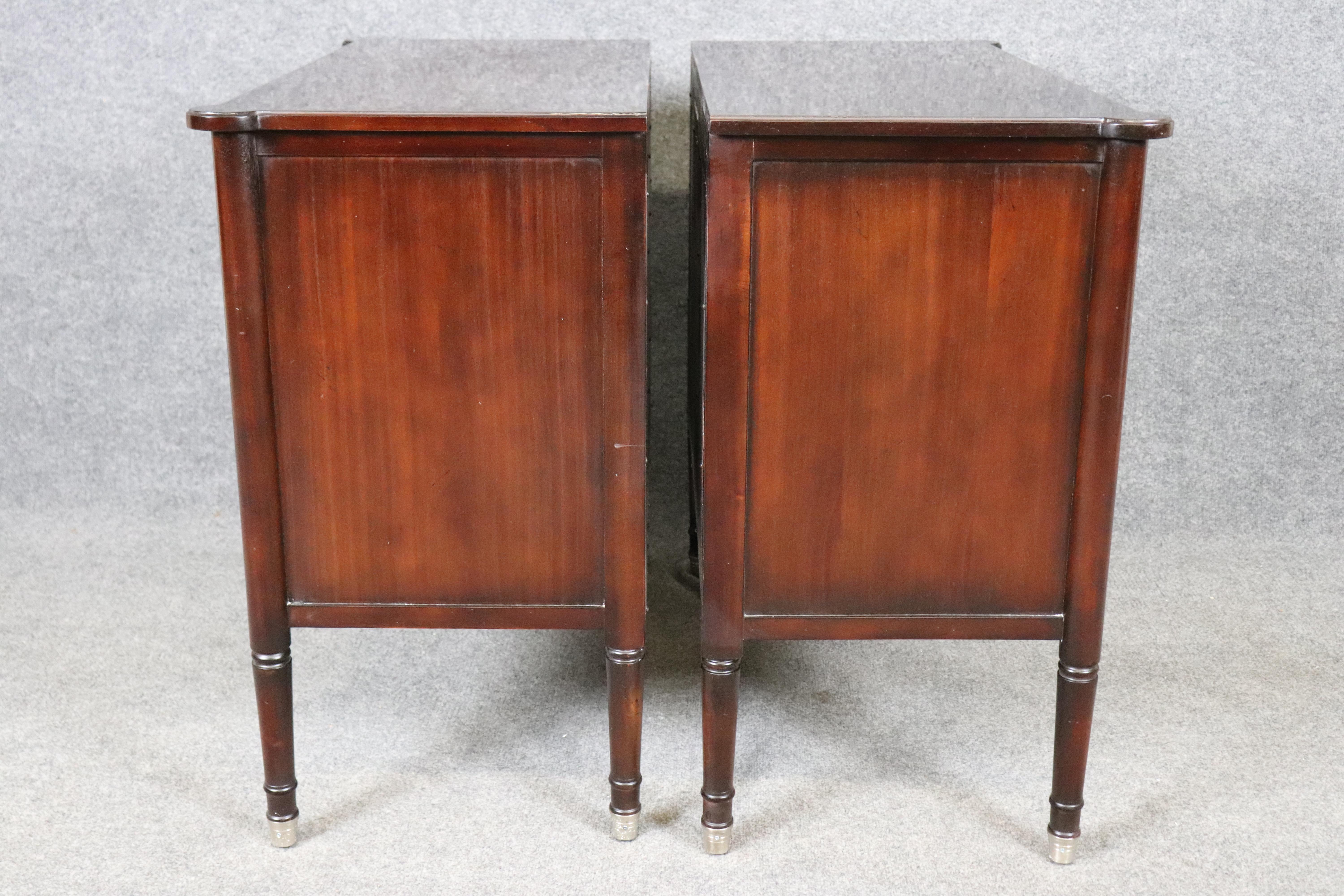 Pareja de cómodas de 3 cajones de caoba estilo Directoire Luis XVI de Baker Indonesio en venta