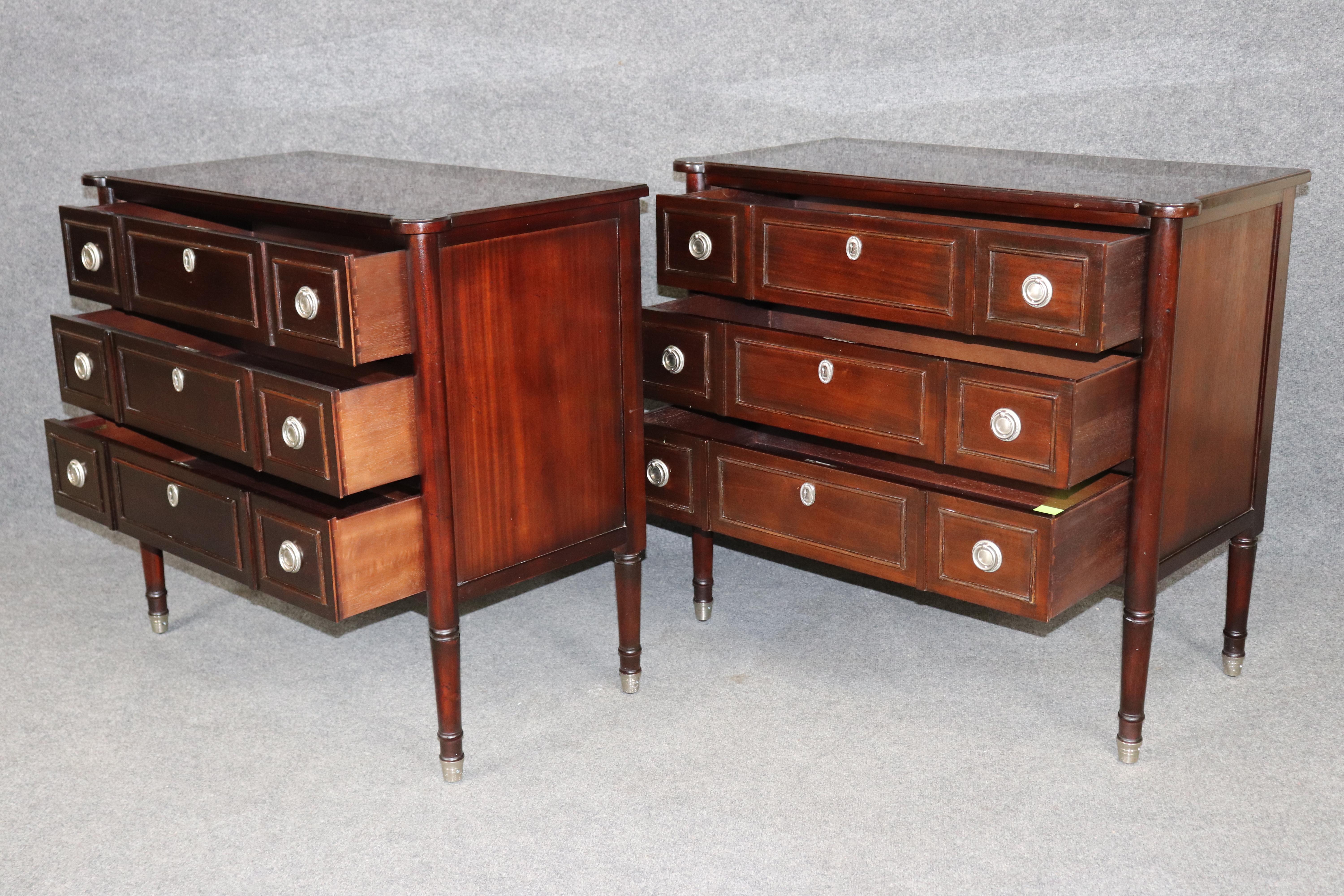 Pareja de cómodas de 3 cajones de caoba estilo Directoire Luis XVI de Baker Vaciado en venta