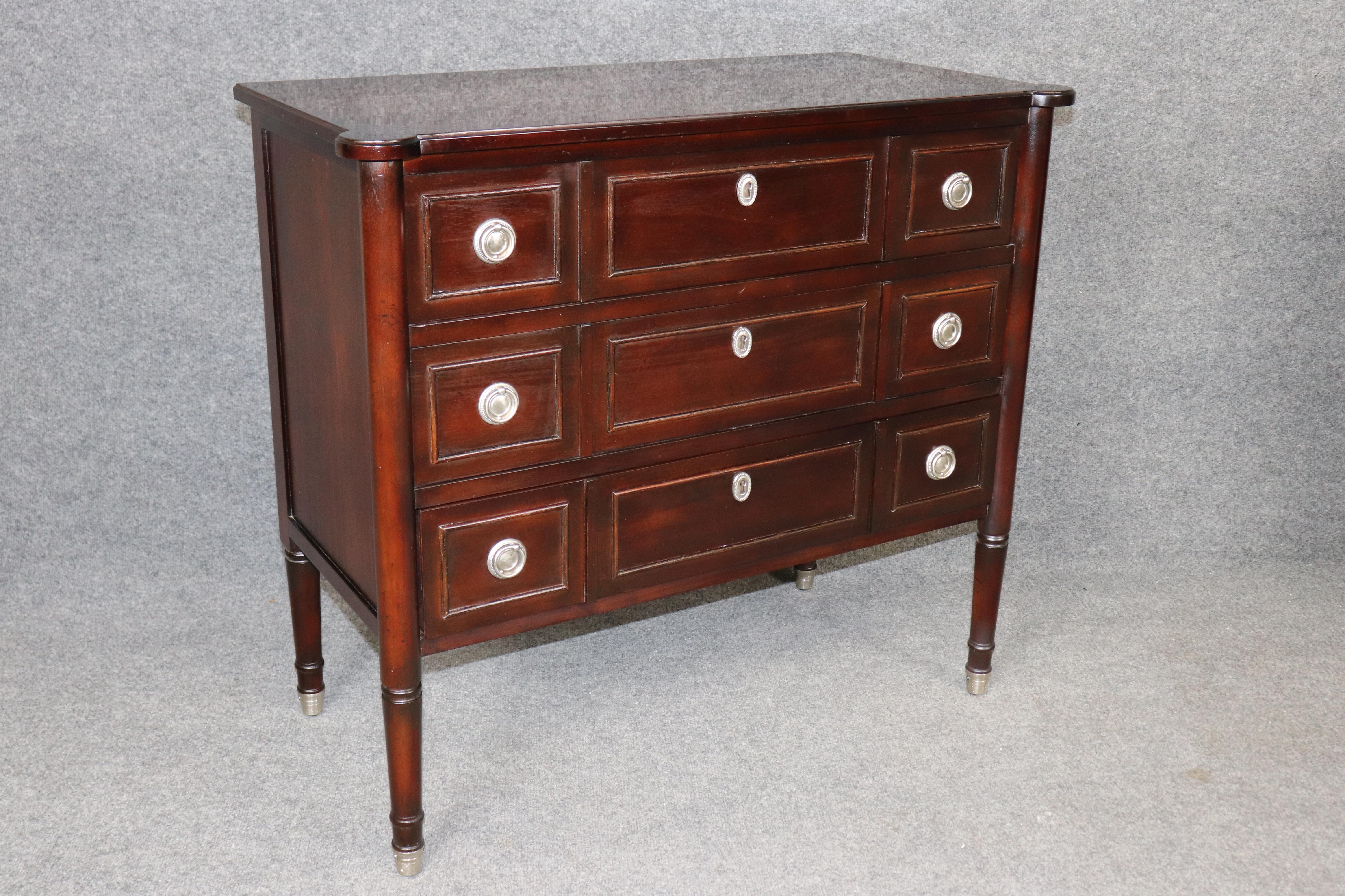 Pareja de cómodas de 3 cajones de caoba estilo Directoire Luis XVI de Baker en Bueno estado para la venta en Swedesboro, NJ