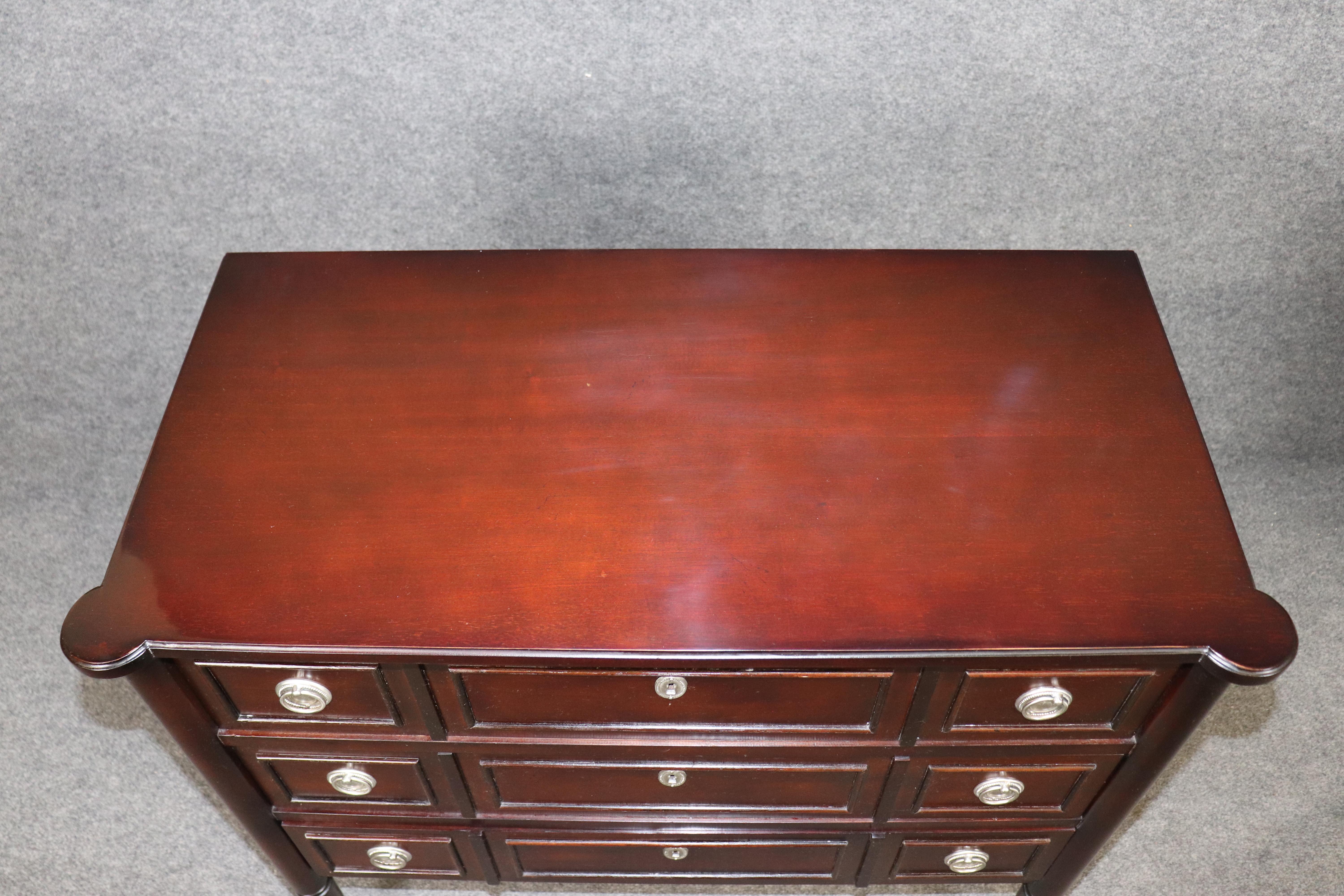 Pareja de cómodas de 3 cajones de caoba estilo Directoire Luis XVI de Baker siglo XX en venta