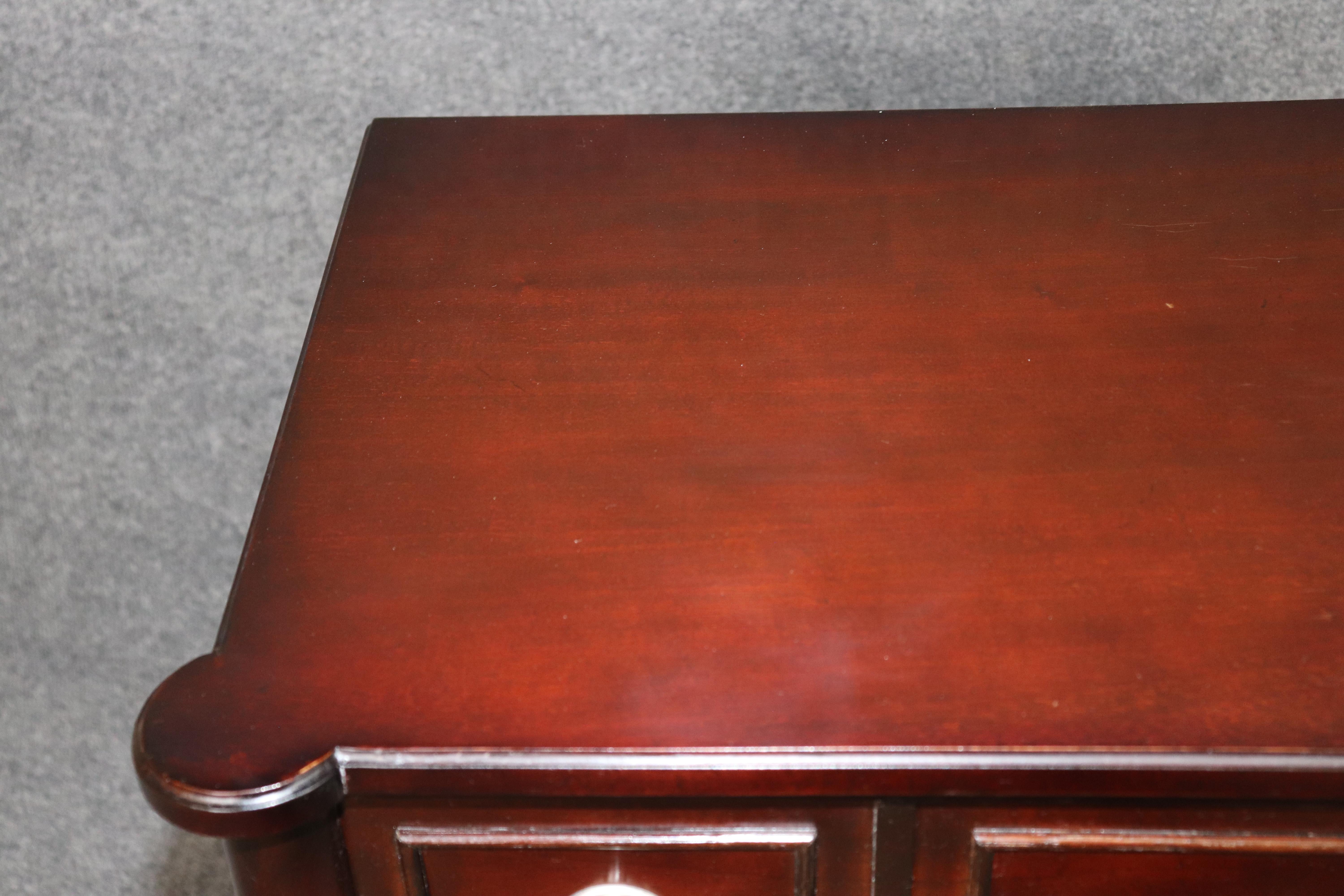 Pareja de cómodas de 3 cajones de caoba estilo Directoire Luis XVI de Baker Metal en venta
